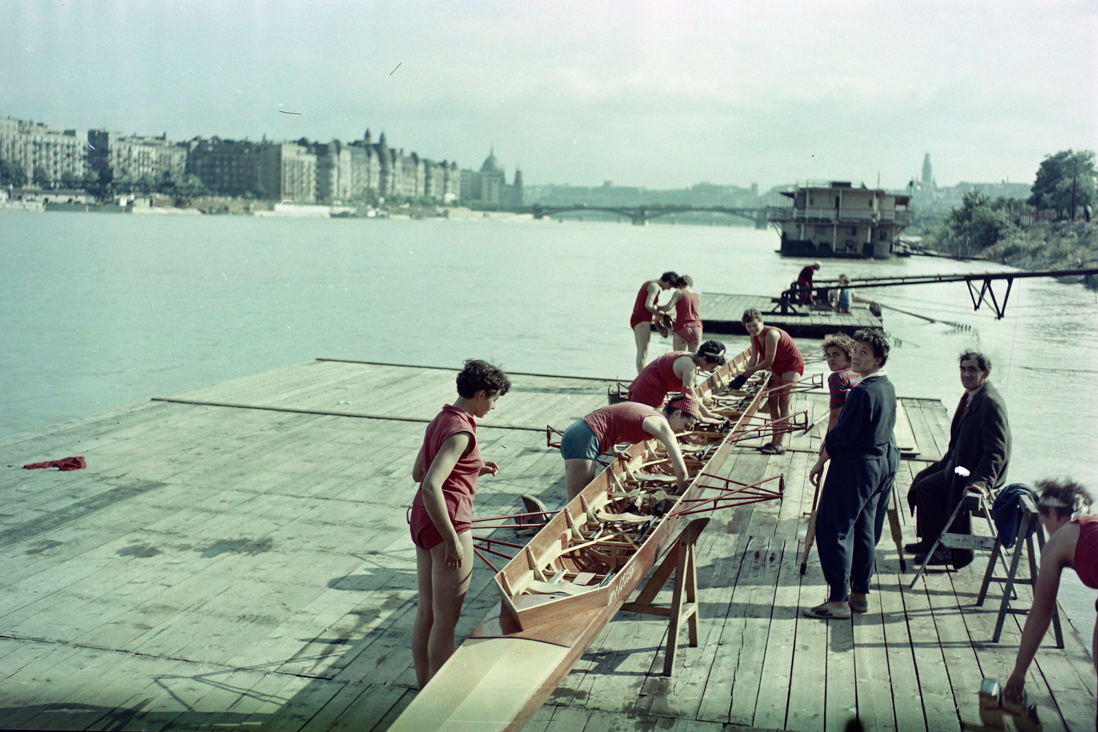 Hungary, Margit Islands, Budapest, a Vörös Meteor evezősház stégje. A pesti Duna-parton a Szent István park házai és a Palatinus házak., 1956, Kotnyek Antal, colorful, boat, pier, river, Fortepan #16237