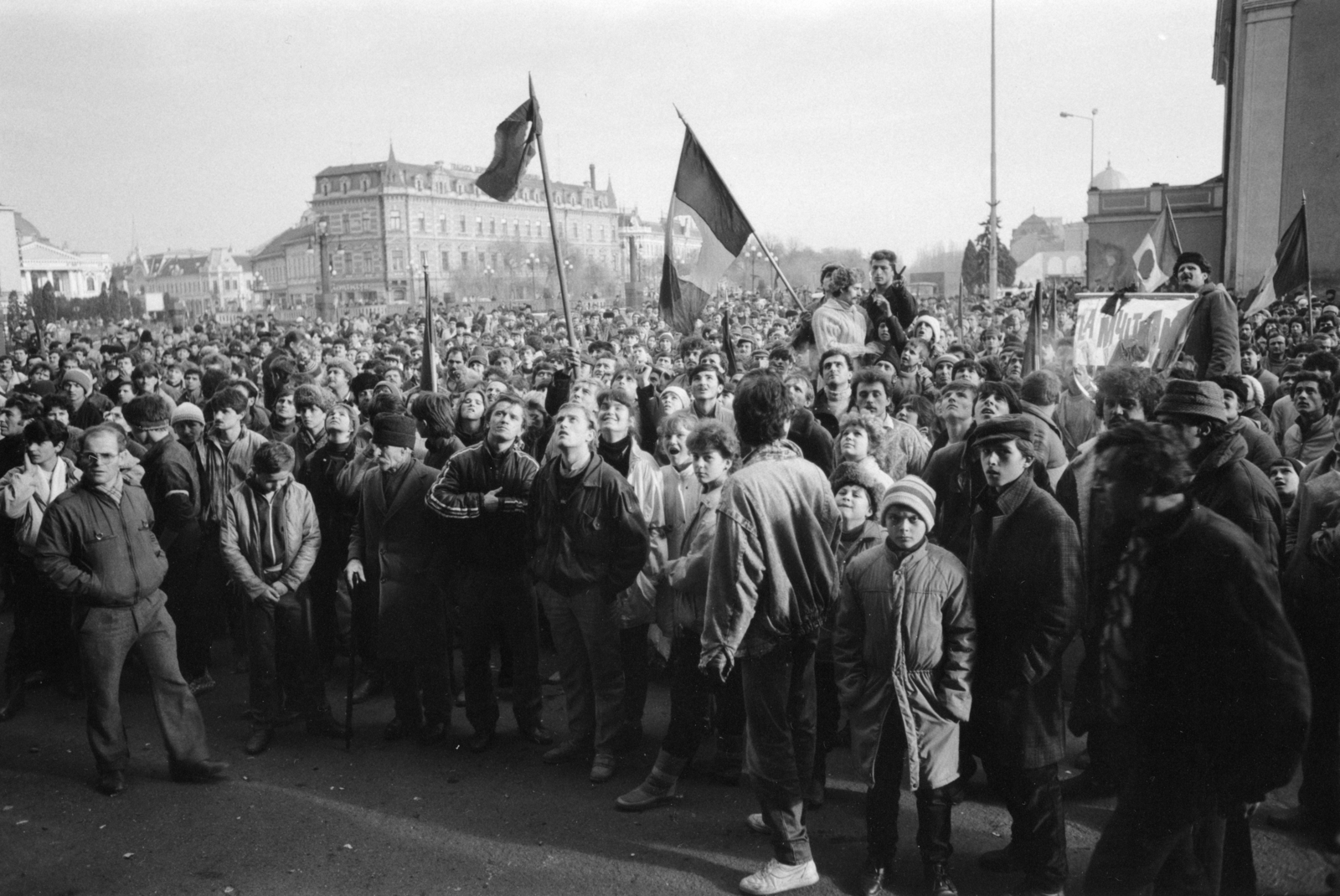 Romania,Transylvania, Oradea, Szent László tér (Piata Unirii) a Városháza előtt, balra a háttérben a Bémer tér (Piata Regele Ferdinand I). Romániai forradalom., 1989, Halas István, Romanian revolution, regime change, Fortepan #162378
