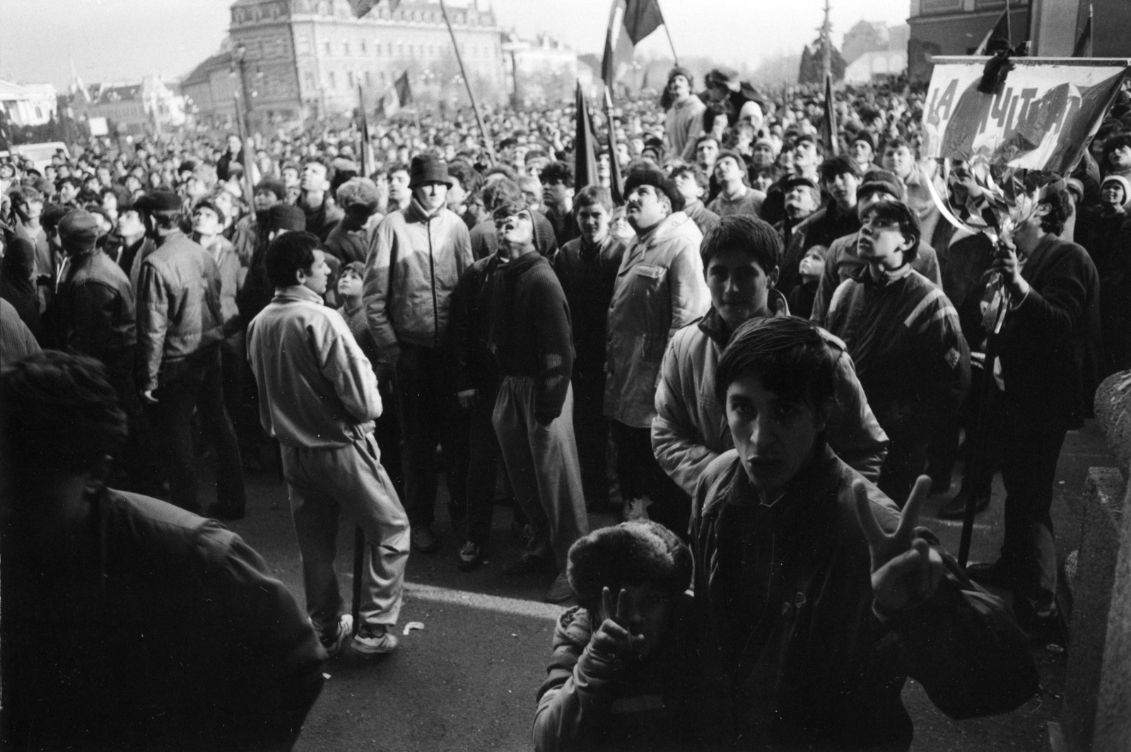 Romania,Transylvania, Oradea, Szent László tér (Piata Unirii) a Városháza előtt, balra a háttérben a Bémer tér (Piata Regele Ferdinand I). Romániai forradalom., 1989, Halas István, Romanian revolution, regime change, Fortepan #162380