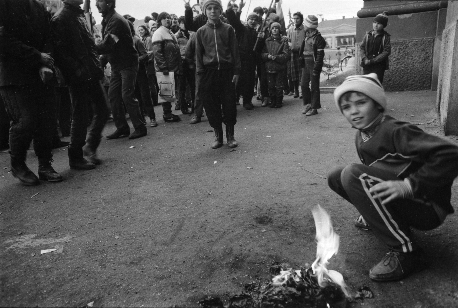 Romania,Transylvania, Oradea, Szent László tér (Piata Unirii) a Városháza előtt. Romániai forradalom., 1989, Halas István, Romanian revolution, regime change, kids, fire, Fortepan #162381
