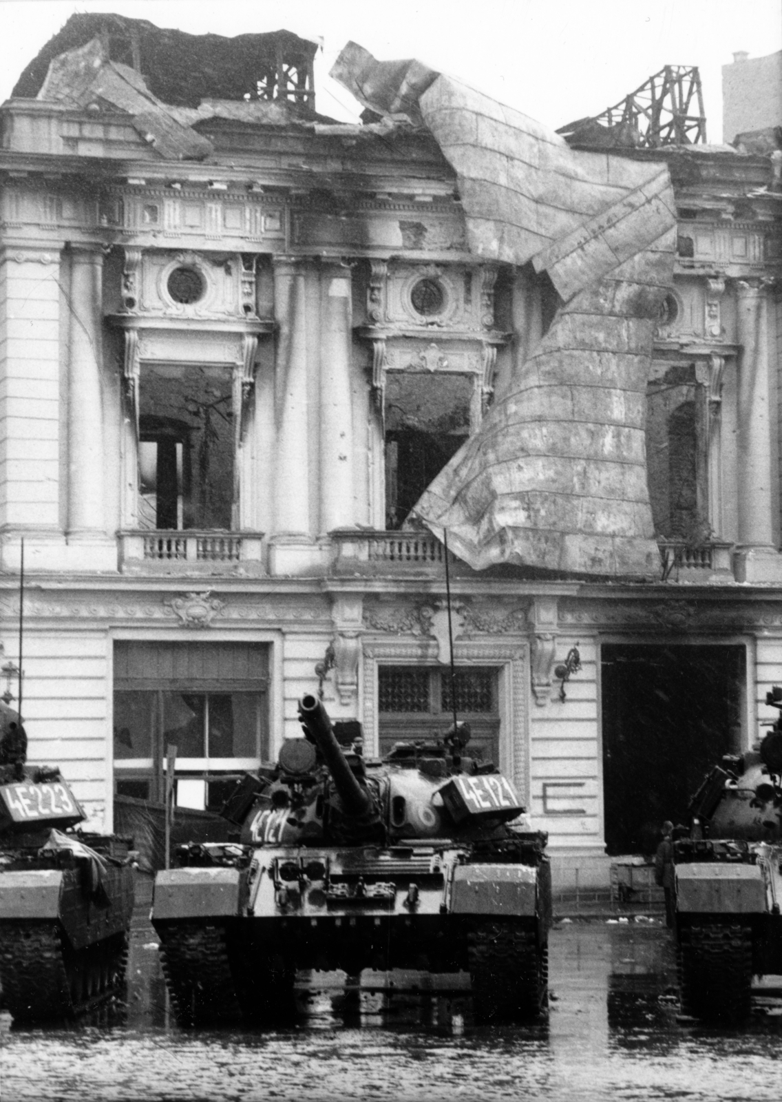 Romania, Bucharest, Strada Demetru Ion Dobrescu (Strada Onești) a Forradalom tér (Piața Revoluției) felől, szemben az Egyetemi Könyvtár megrongált épülete. Romániai forradalom., 1989, Pataky Zsolt, Romanian revolution, Tancul Românesc TR 85, regime change, Fortepan #162397