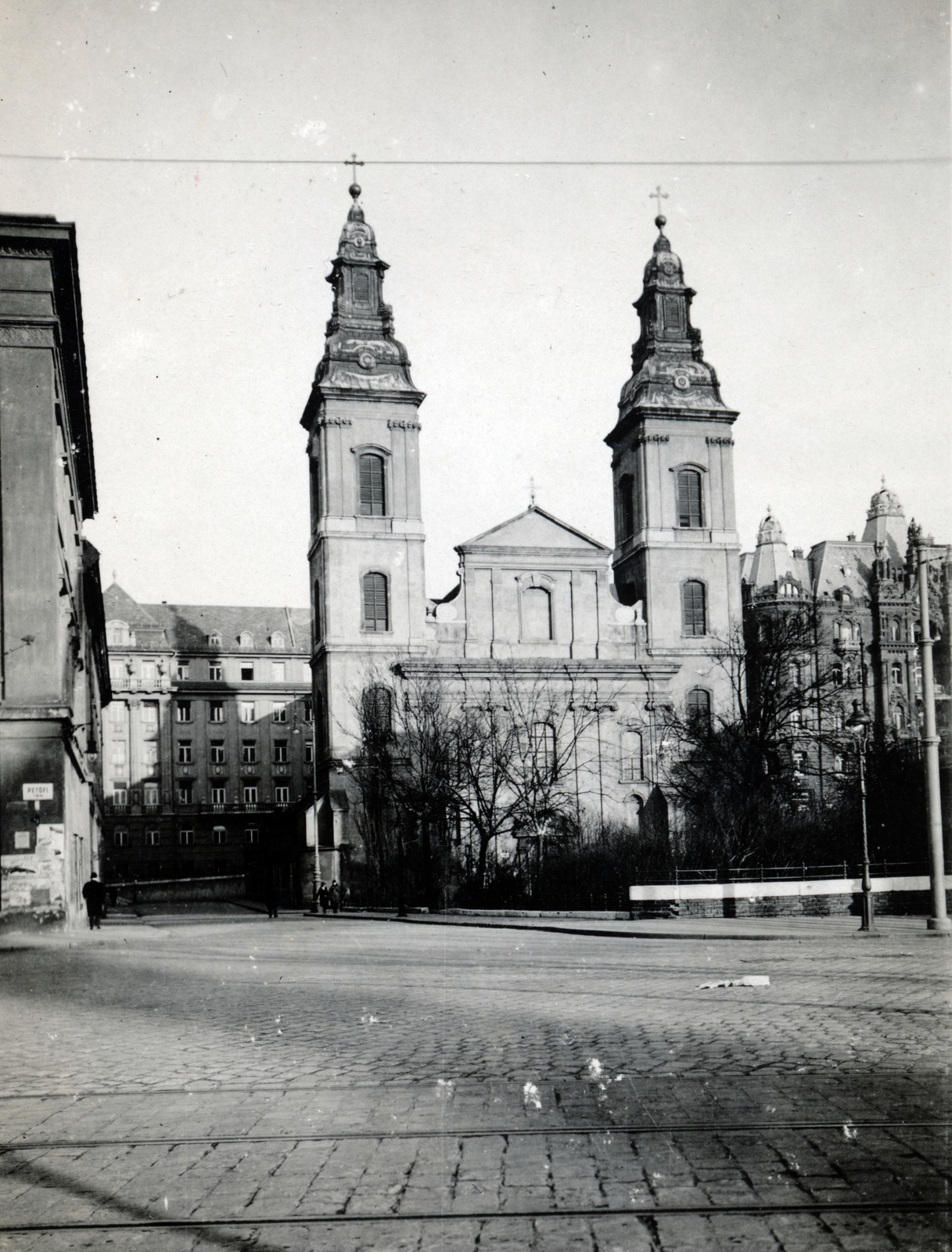 Hungary, Budapest V., balra a Petőfi tér sarkán a bontásra váró régi Piarista rendház. Szemben a Március 15. (Eskű) téren a Belvárosi Nagyboldogasszony Főplébánia-templom, háttérben a Piarista Rendház (később Sapientia Szerzetesi Hittudományi Főiskola) épülete, jobbra az Osztálysorsjáték palota., 1930, Iharos Sándor, Budapest, disappeared, Fortepan #162464