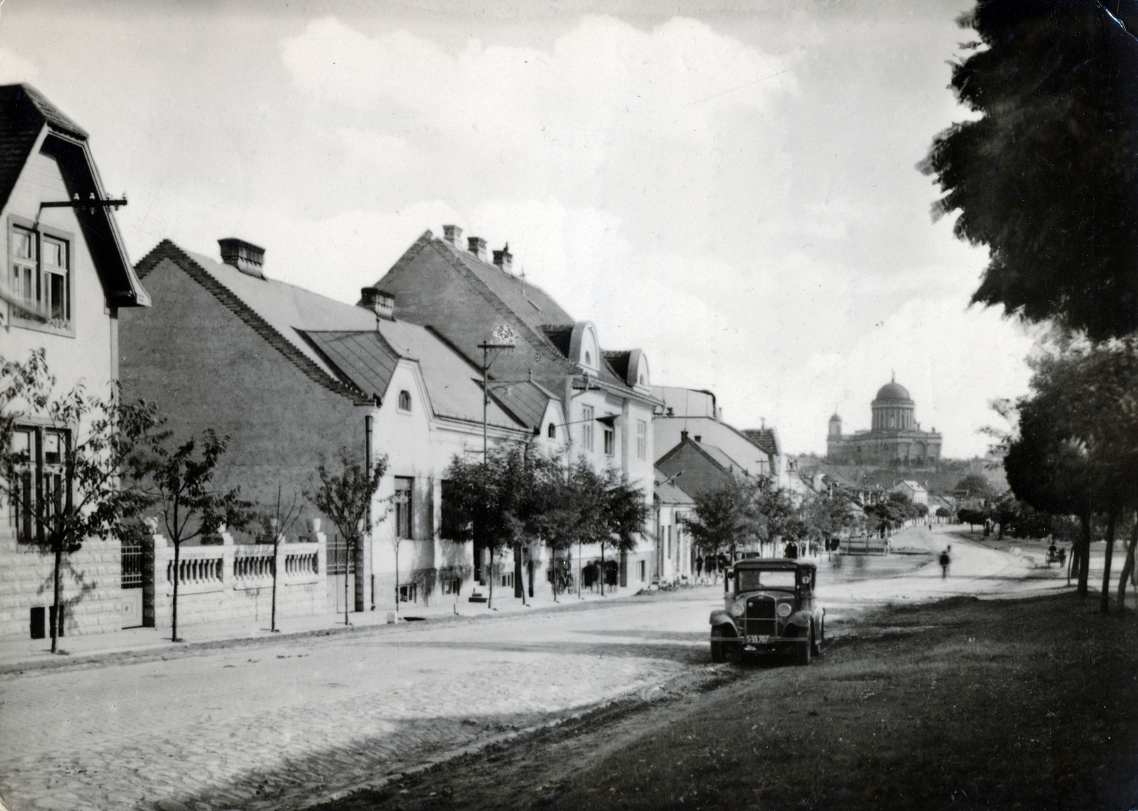 Slovakia,Hungary, Štúrovo, Fő utca (Hlavná), háttérben a Duna a túlpartján az esztergomi Várhegy a Bazilikával., 1941, Iharos Sándor, Fortepan #162471