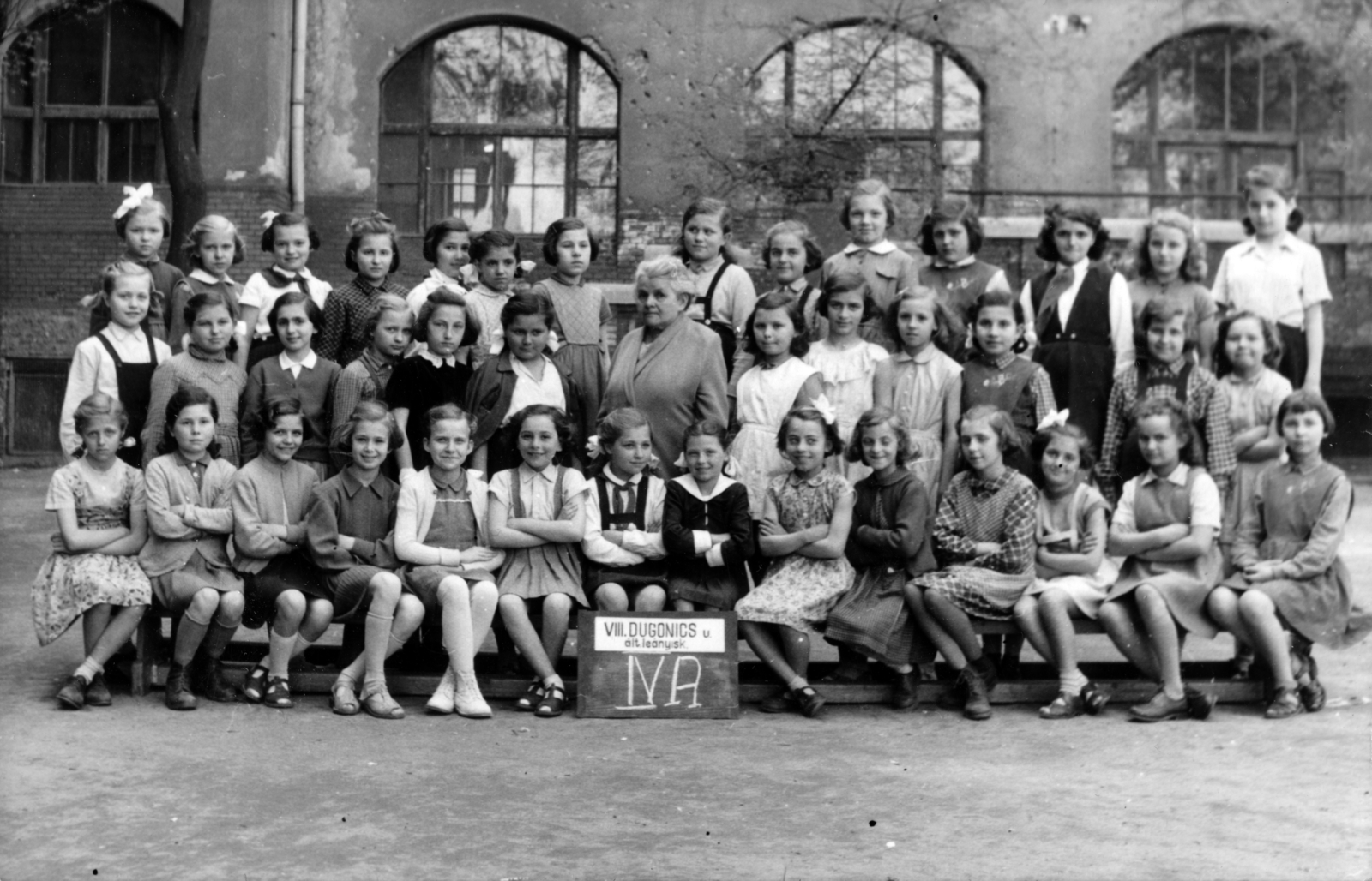 Magyarország, Budapest VIII., Dugonics utca 17-21., fiú és leány Általános iskola (később Kövessi Erzsébet Baptista Szakközépiskola, Szakgimnázium, Gimnázium és Általános Iskola). Csoportkép egy negyedikes leány osztályról., 1952, Iharos Sándor, osztálykép, Budapest, lányosztály, Fortepan #162472