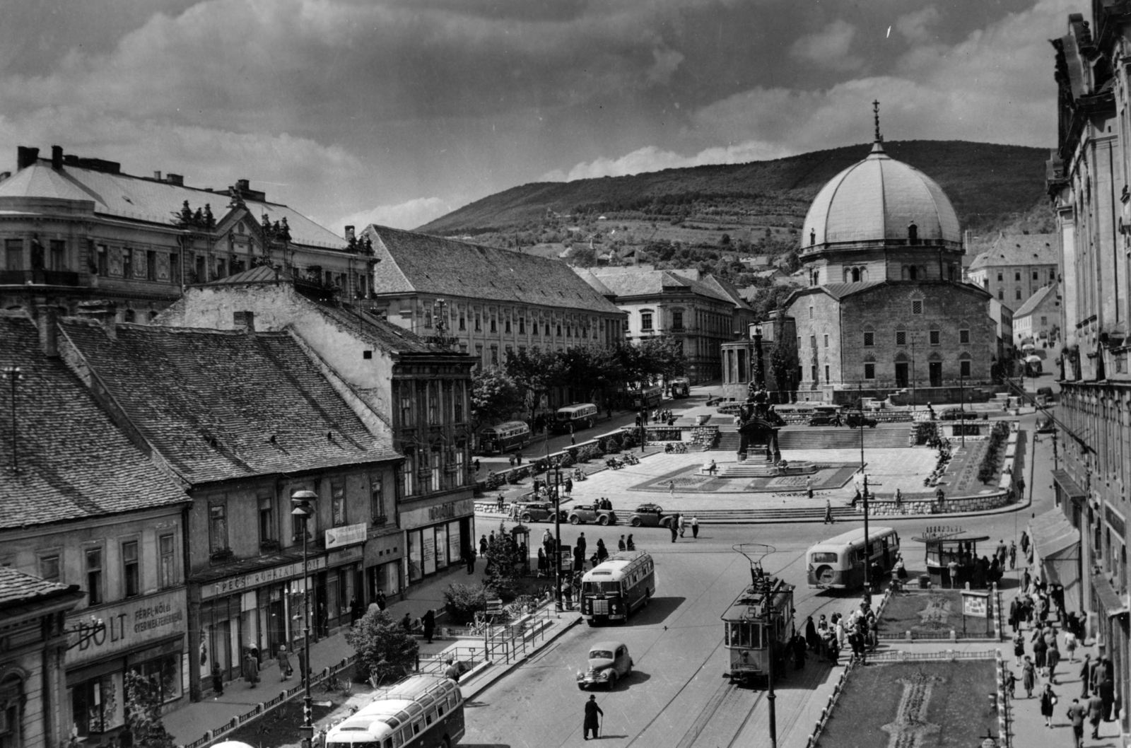 Hungary, Pécs, Széchenyi tér, szemben Szentháromság-szobor és a Dzsámi., 1955, Iharos Sándor, church, bus, street view, Ikarus-brand, tram, bus stop, sweeper, tram stop, automobile, dome, Fortepan #162480