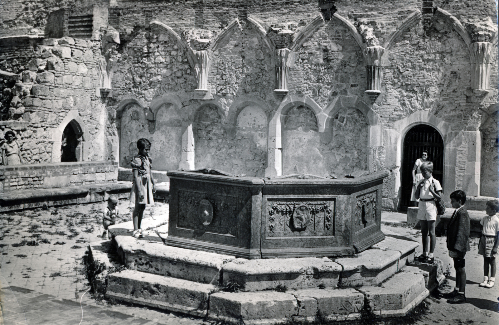 Hungary,Danube Bend, Visegrád, Királyi Palota, Herkules-kút., 1951, Iharos Sándor, palace, monument, well, Fortepan #162482
