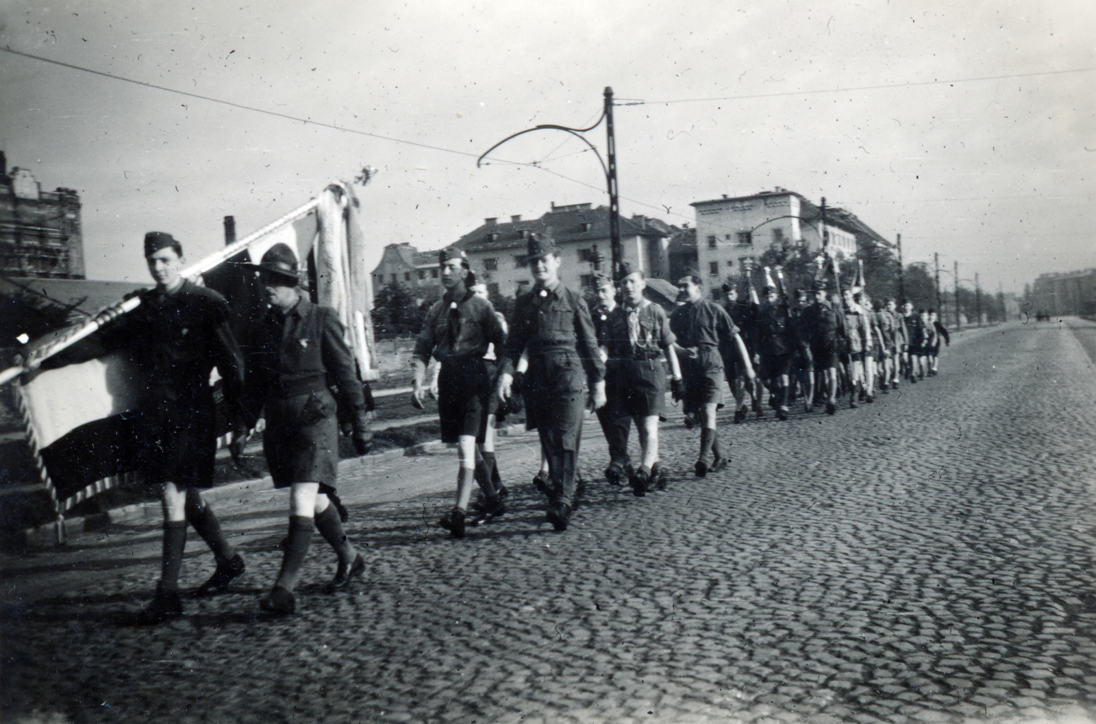 Hungary, Budapest VIII., Hungária körút a Stróbl Alajos utca felé nézve, jobbra a távolban a Kerepesi úti kereszteződés., 1942, Iharos Sándor, Budapest, flag, scouting, march, Fortepan #162486