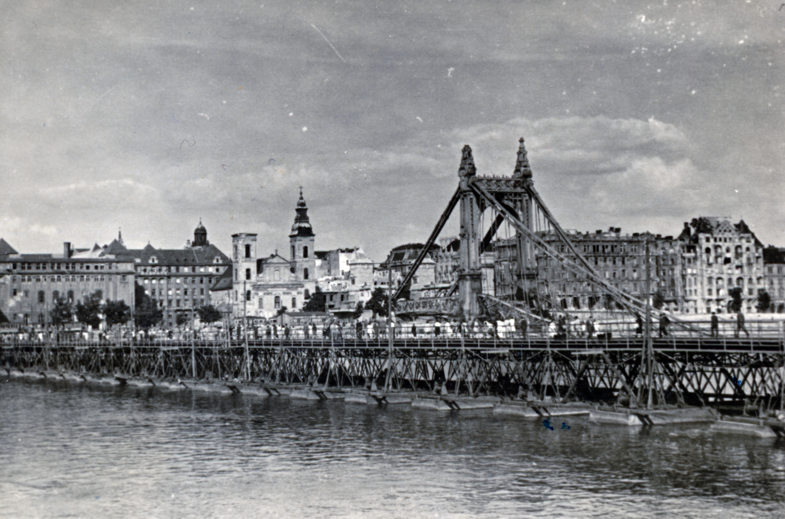 Hungary, Budapest V., Petőfi (Böske) pontonhíd, mögötte a lerombolt Erzsébet híd pesti hídfője., 1945, Iharos Sándor, Budapest, pedestrian, church, bridge, Fortepan #162487