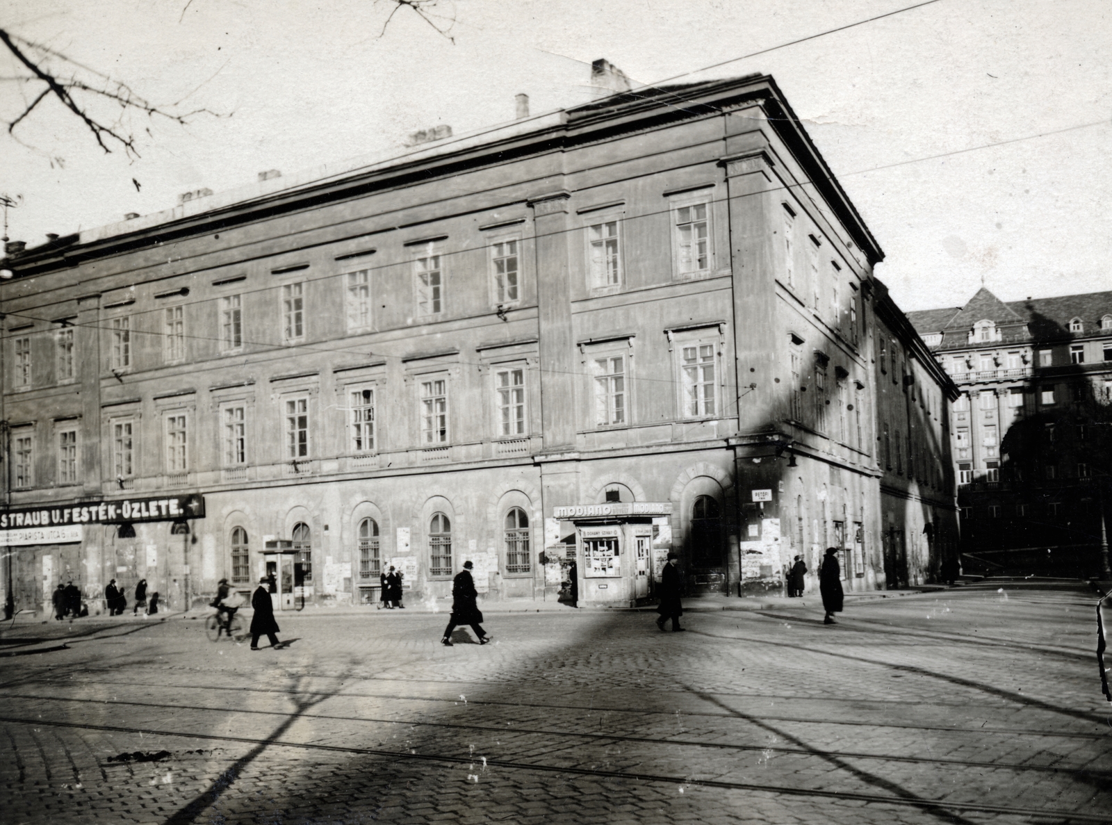 Hungary, Budapest V., a Petőfi tér sarkán a bontásra váró régi Piarista Rendház. Jobbra a háttérben, a Március 15. (Eskü) téren, a Piarista Rendház (később Sapientia Szerzetesi Hittudományi Főiskola) épülete., 1930, Iharos Sándor, Budapest, bicycle, tobacco shop, phone booth, disappeared, Fortepan #162488