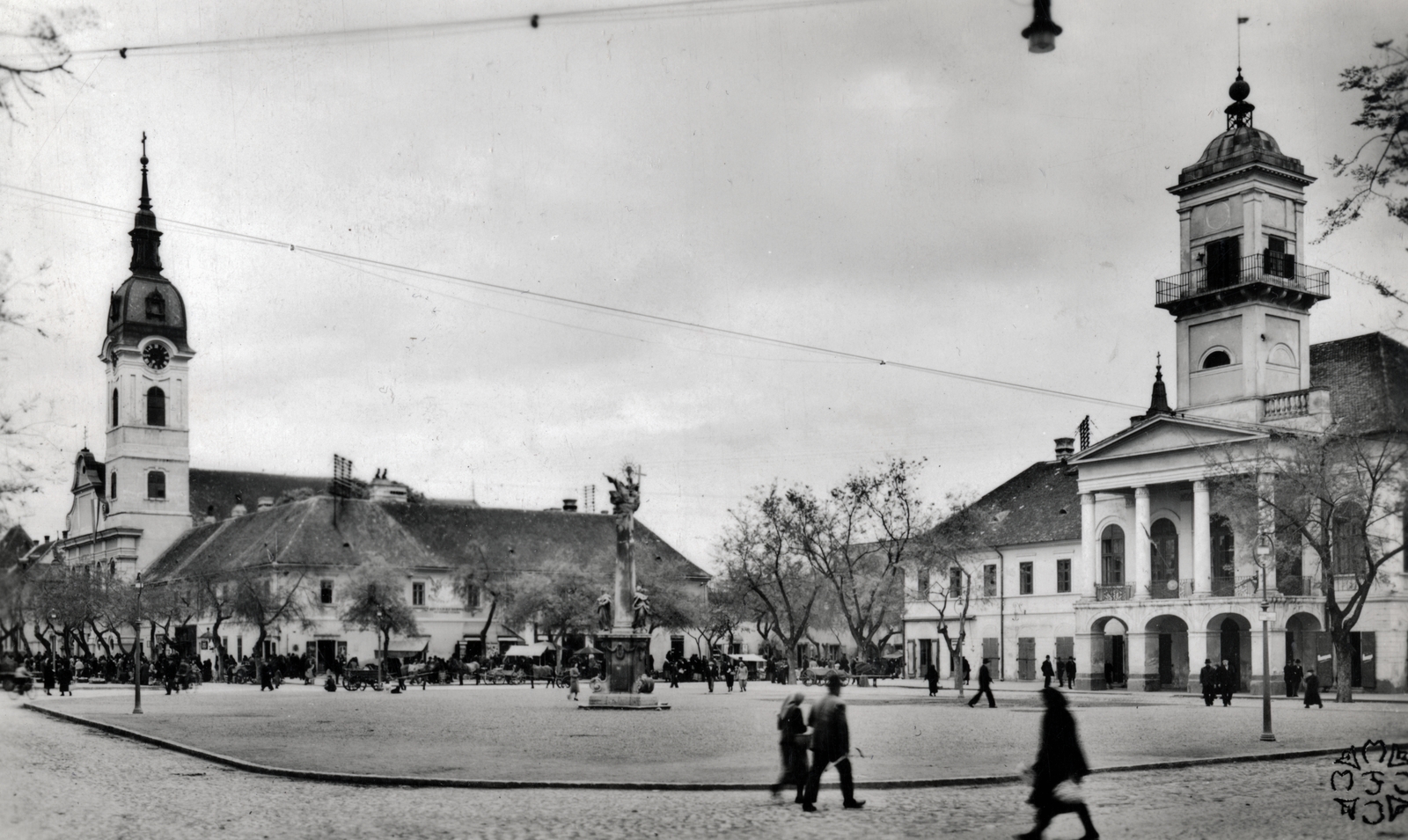 Serbia, Sombor, Szentháromság tér (Trg Svetog Trojstva), balra a Szentháromság-templom, jobbra a Régi Városháza (Gradska kuća)., 1942, Iharos Sándor, Fortepan #162491