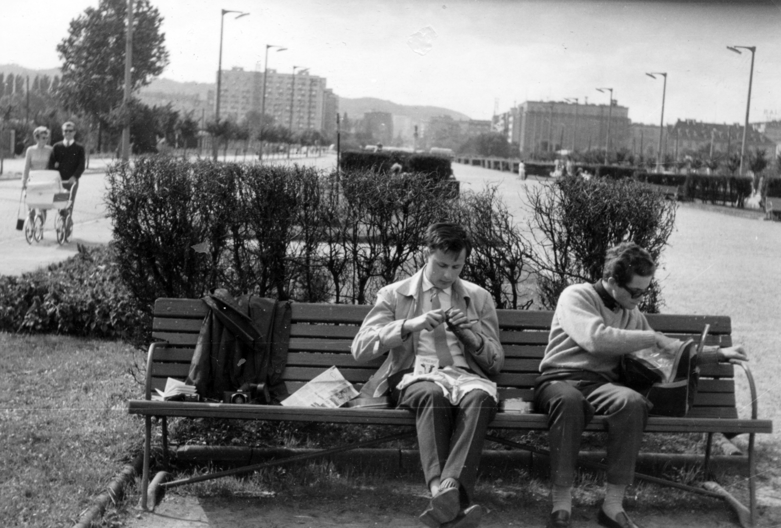 Poland, Gdynia, aleją Jana Pawła II (aleja Zjednoczenia) a Kościuszko tér (Skwer Kościuszki) felé nézve., 1965, Konrád Miklós, bench, Fortepan #162510