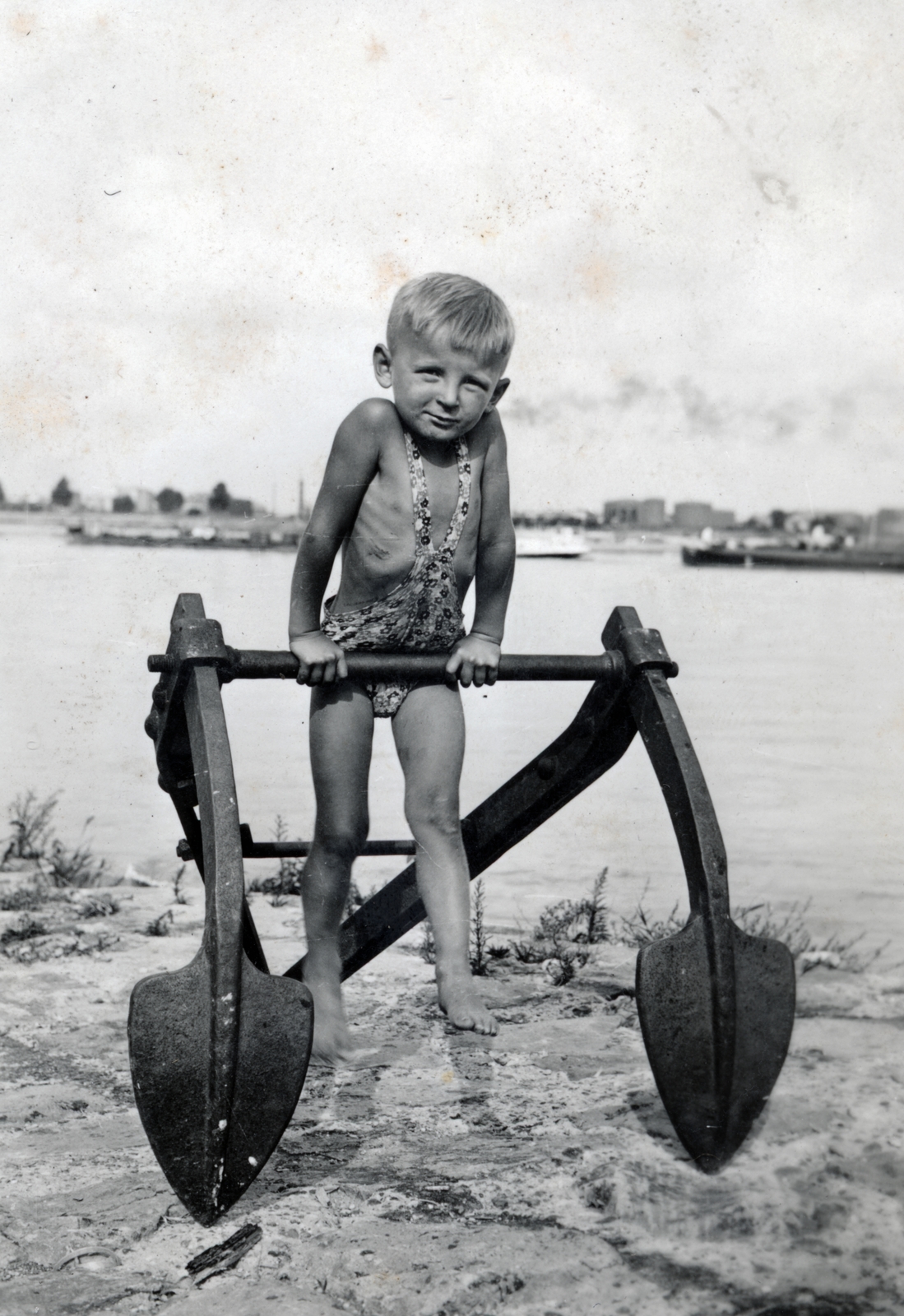 Magyarország, Budapest XI., Albertfalva, Duna-part, a túlparton jobbra a csepeli Petróleum kikötő tartályai látszanak., 1934, Konrád Miklós, Budapest, kisfiú, Fortepan #162518