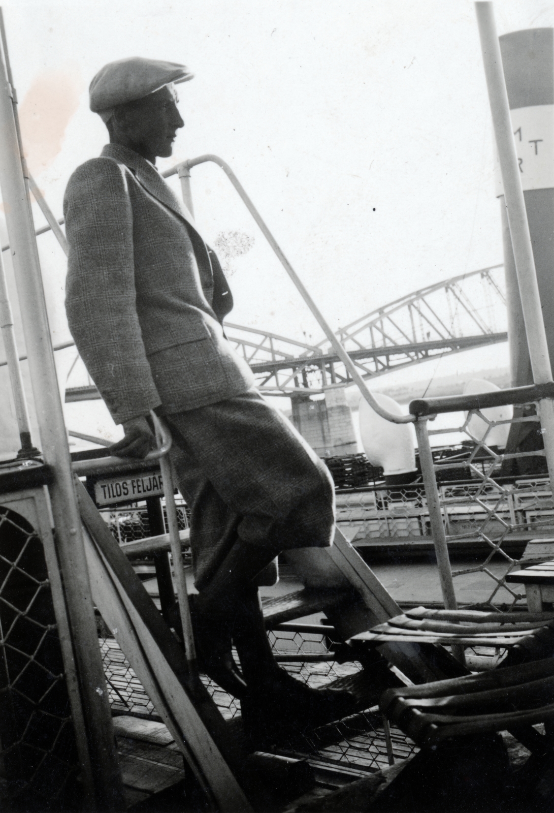 Magyarország, Komárom, a felvétel egy gőzhajó fedélzetén készült, háttérben az Erzsébet híd., 1938, Konrád Miklós, Fortepan #162527