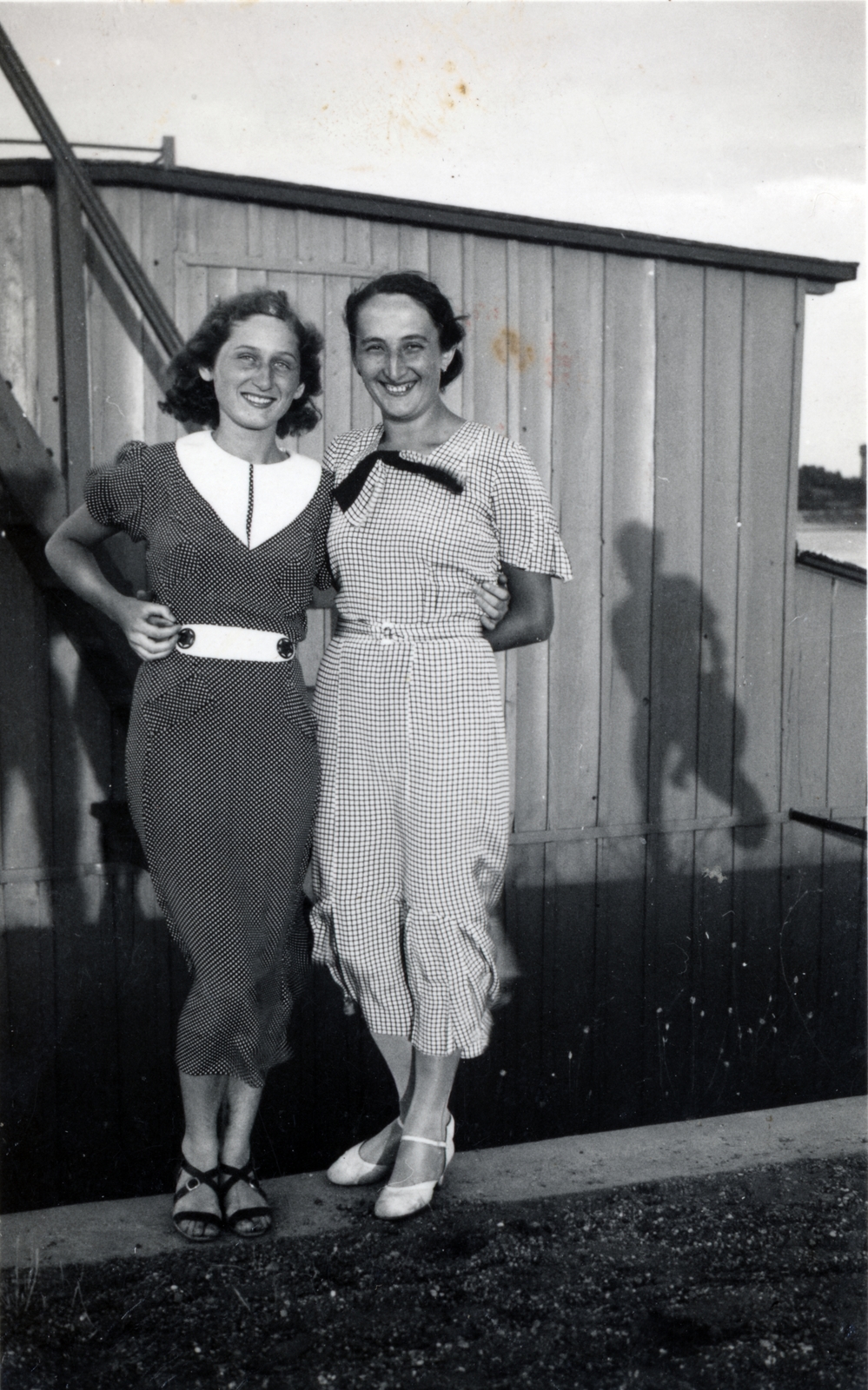Hungary, Budapest XI., Albertfalva, csónakház a Duna-partján, a csepeli Petróleum kikötő magasságában., 1943, Konrád Miklós, Budapest, shadow, sandal, smile, fabrics clothes, girls, Fortepan #162537