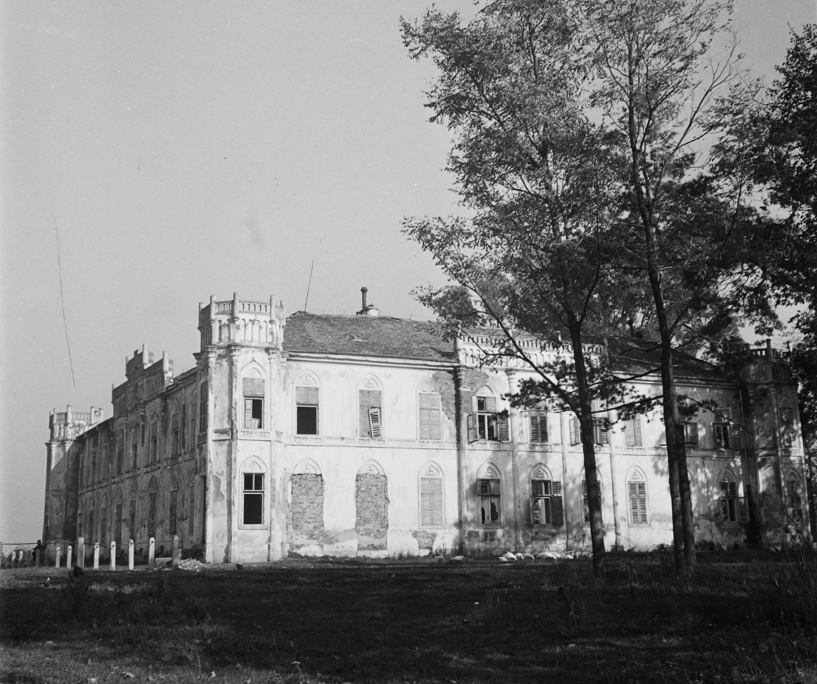 Hungary, Egyed, a Festetics-kastély helyén épült Stern-kastély., 1954, Kotnyek Antal, school, palace, Neo-Gothic-style, Fortepan #16257