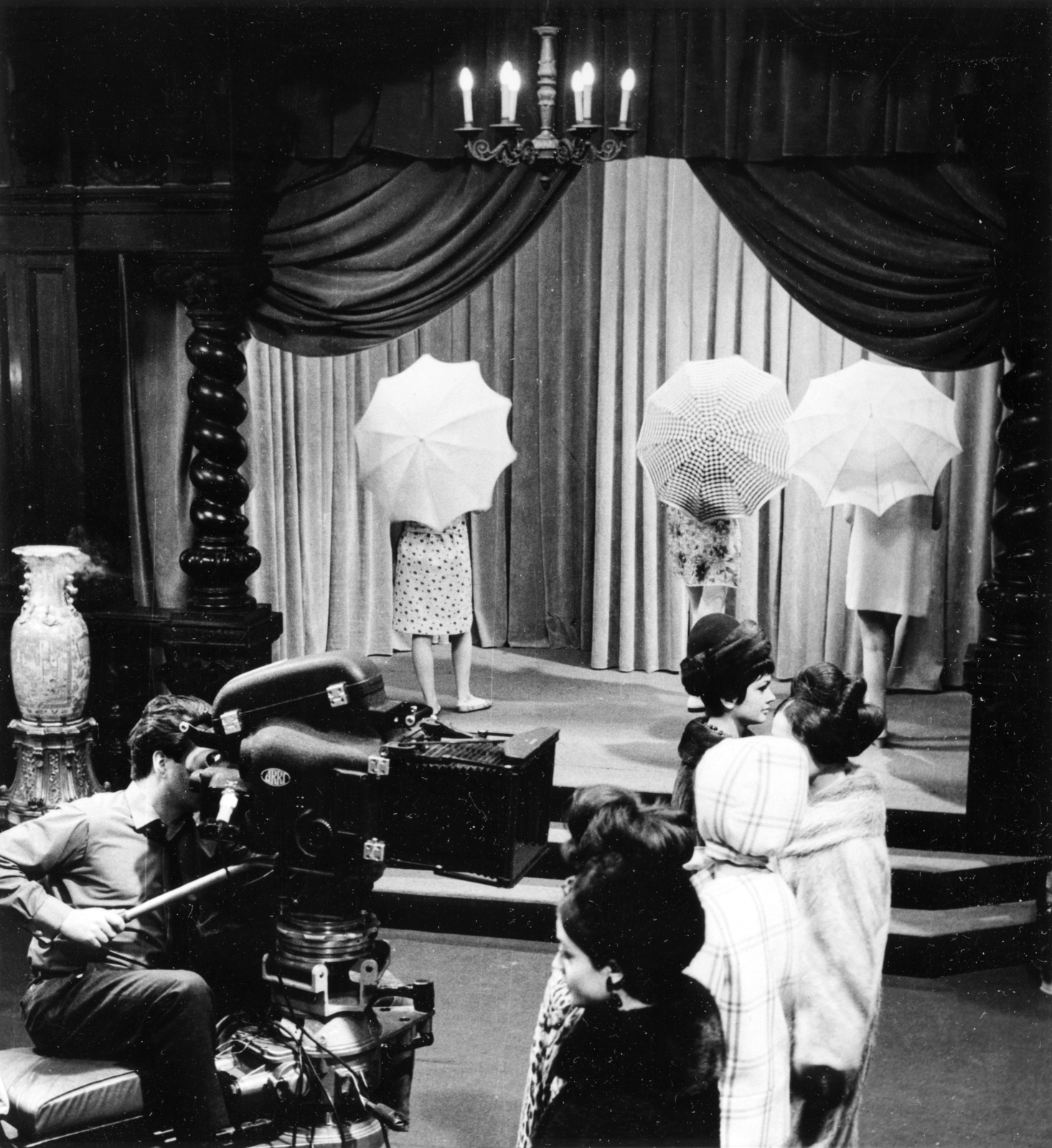 Hungary, Budapest V., Múzeum utca 17., az Országos Műszaki Könyvtár és Dokumentációs Központ (egykori Károlyi-Csekonics rezidencia) lépcsőháza. A felvétel a Gyermekbetegségek című film forgatásán készült., 1965, Gara család, Budapest, movie camera, china, stage, filming, umbrella, Fortepan #162597