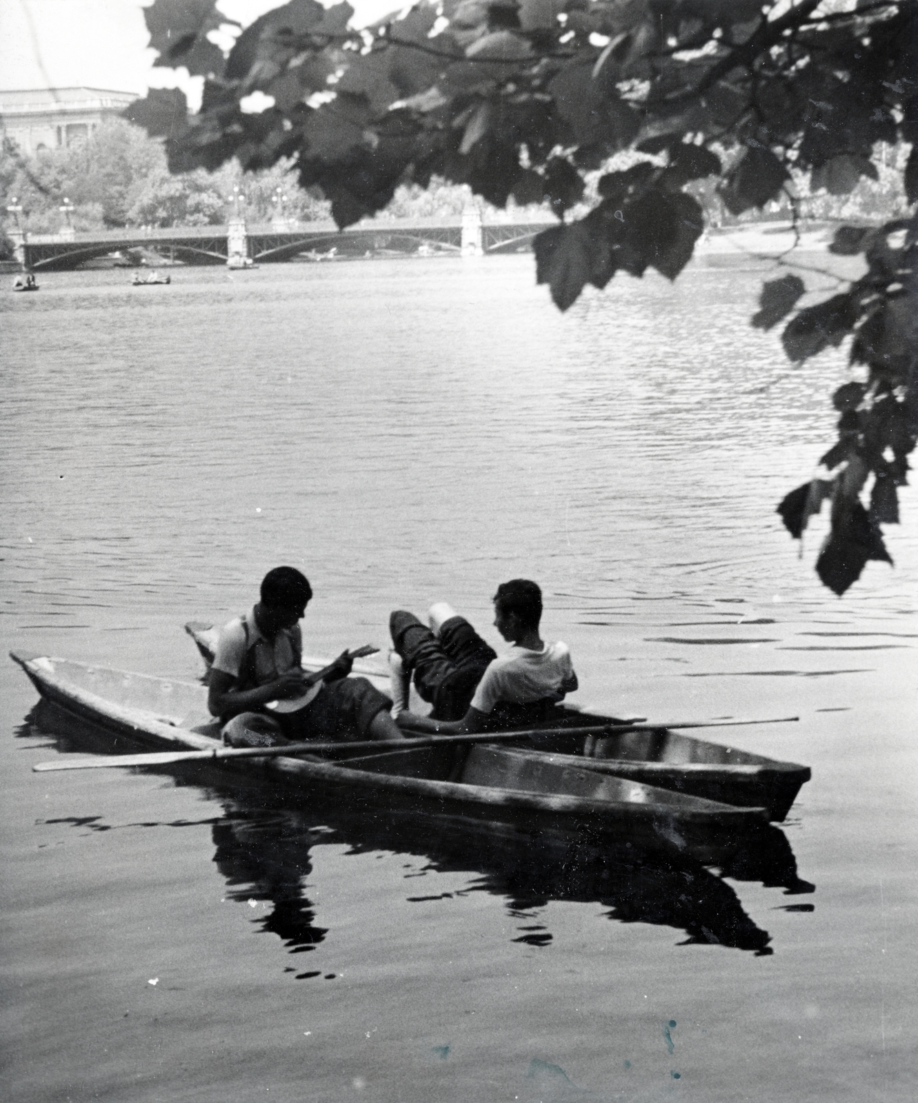Hungary, Budapest XIV., a Városligeti-tó és háttérben a felette átvezető híd., 1943, Gara Andor, Budapest, Fortepan #162609