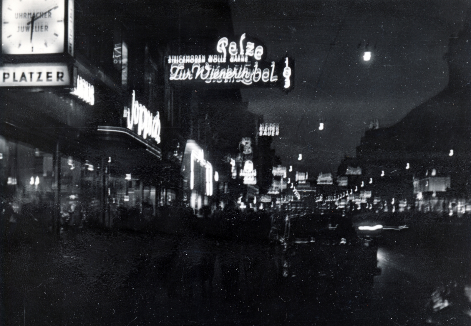 Austria, Vienna, Mariahilfer Strasse a Webgasse felé nézve, balra a 103. számú épület., 1959, Gara Andor, erroneous photo, neon sign, floodlighting, Fortepan #162619