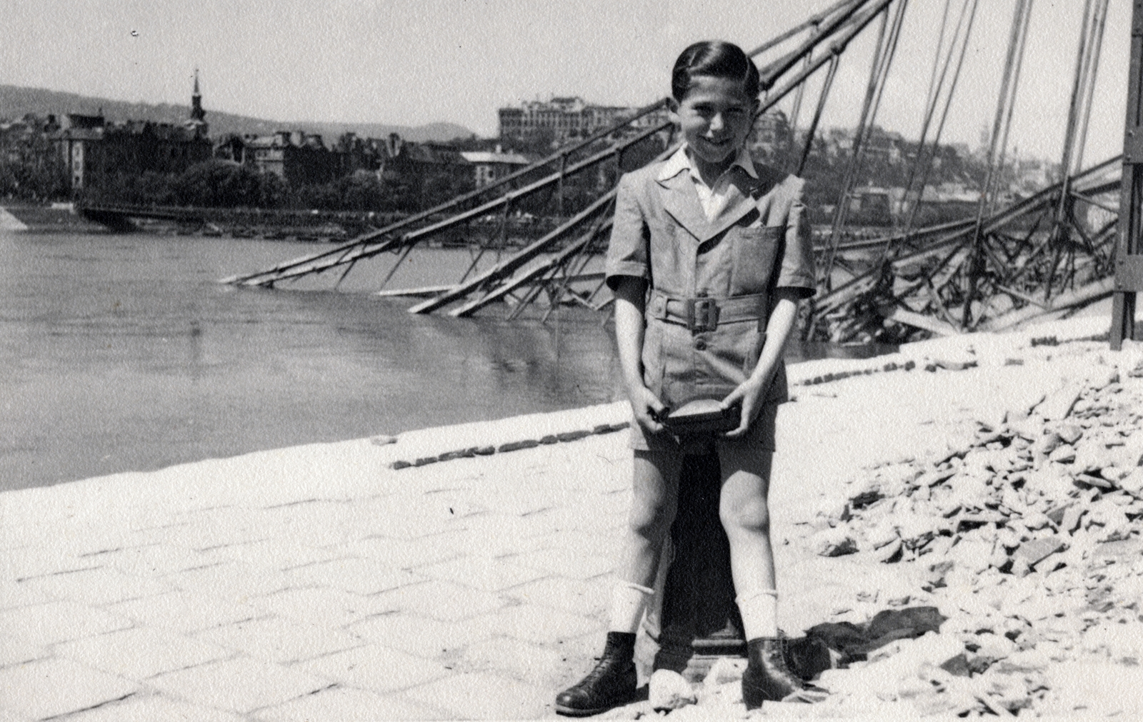 Hungary, Budapest V., a pesti alsó rakpart a lerombolt Erzsébet híd pesti hídfője mellett, háttérben a budai Vár., 1947, Gara Andor, Budapest, smile, kid, wrecked bridge, Fortepan #162623