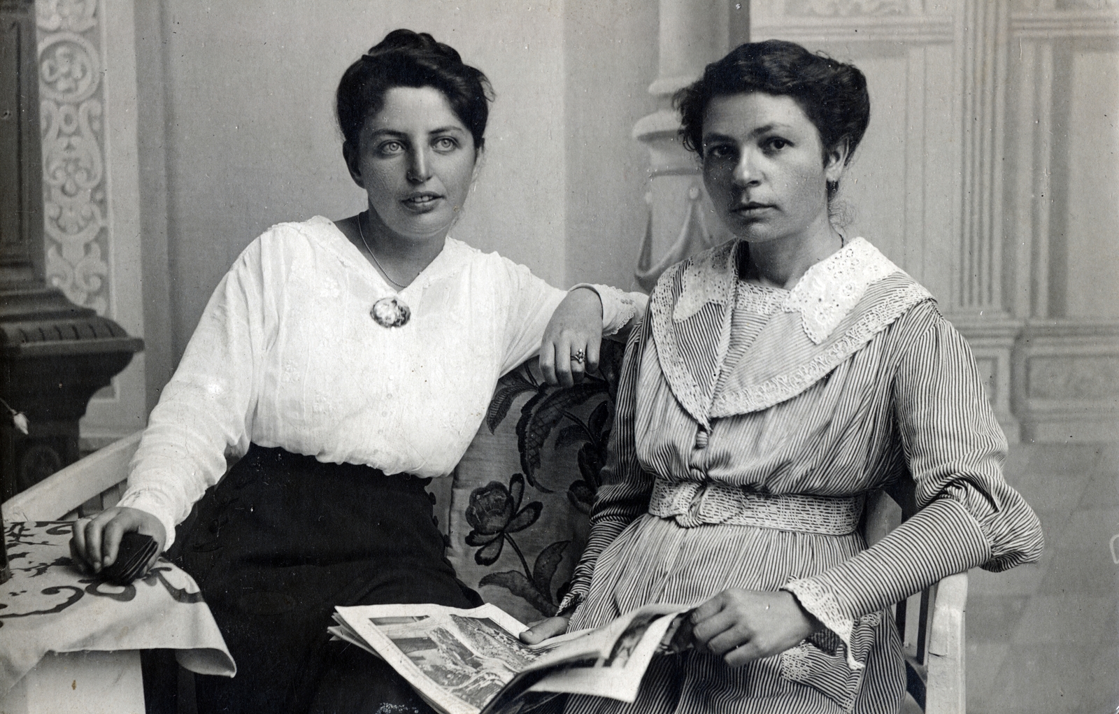 1910, Gara Andor, nők, kettős portré, újság, csíkos ruha, blúz, Fortepan #162625