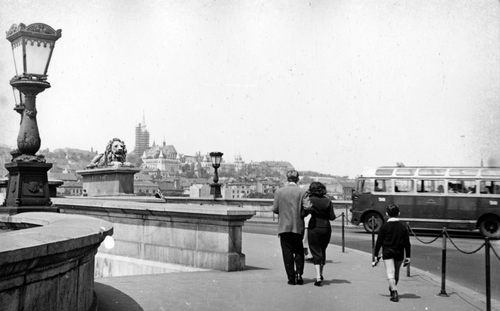 Magyarország, Budapest V.,Budapest I., a Széchenyi Lánchíd pesti hídfője a budai Vár felé nézve., 1957, Gara Andor, Budapest, gázlámpa, kőoroszlán, Fortepan #162629