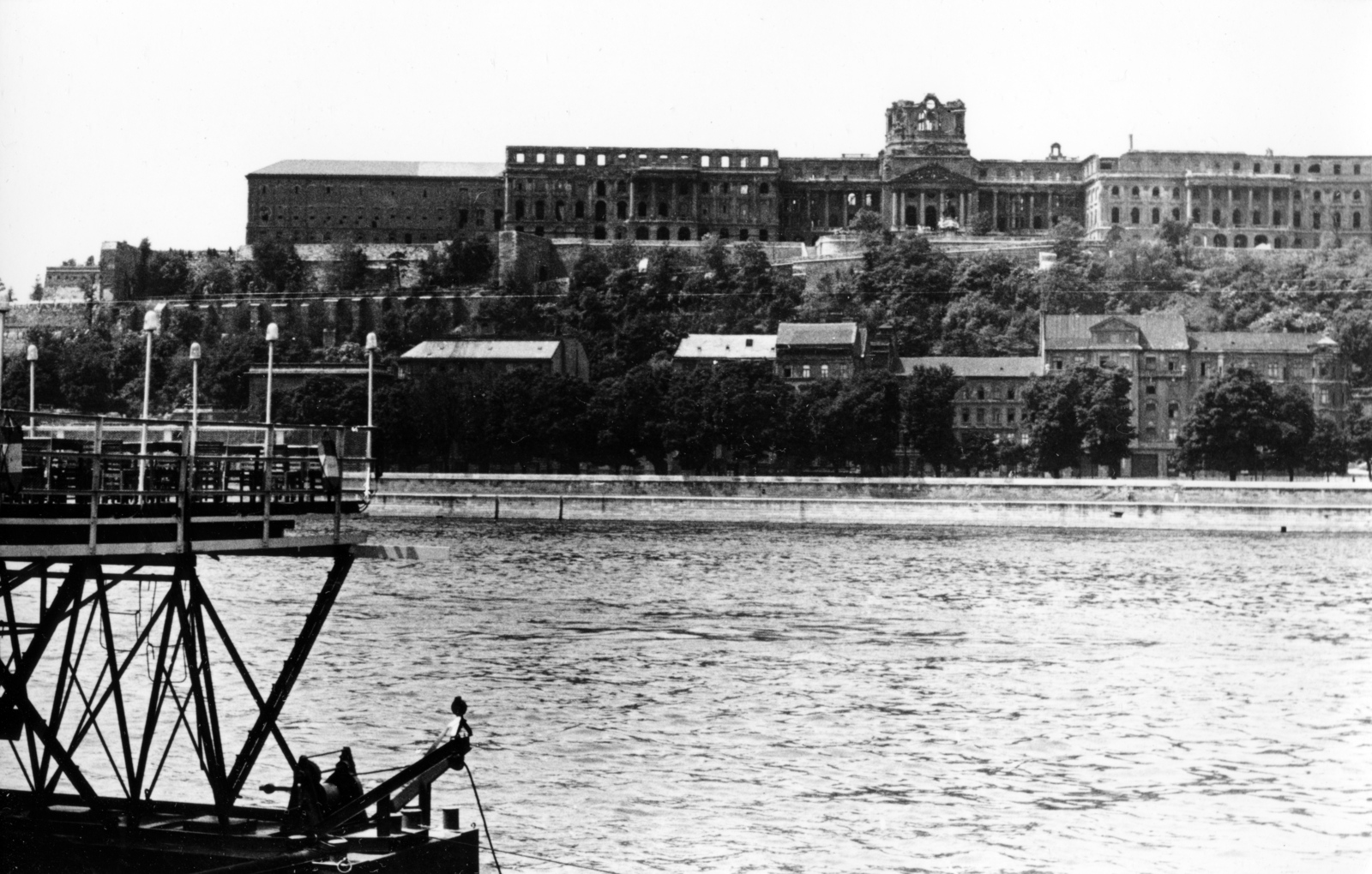 Magyarország, Budapest V.,Budapest I., a romos Királyi Palota (később Budavári Palota) a pesti alsó rakpartról nézve., 1957, Gara Andor, Budapest, látkép, háborús kár, Fortepan #162631