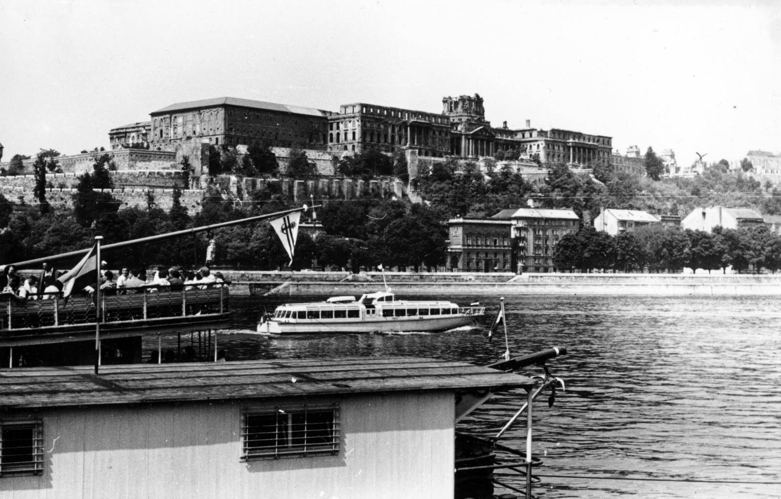 Hungary, Budapest V.,Budapest I., a romos Királyi Palota (később Budavári Palota) a pesti alsó rakpartról nézve., 1957, Gara Andor, ship, water bus, Budapest, Fortepan #162632