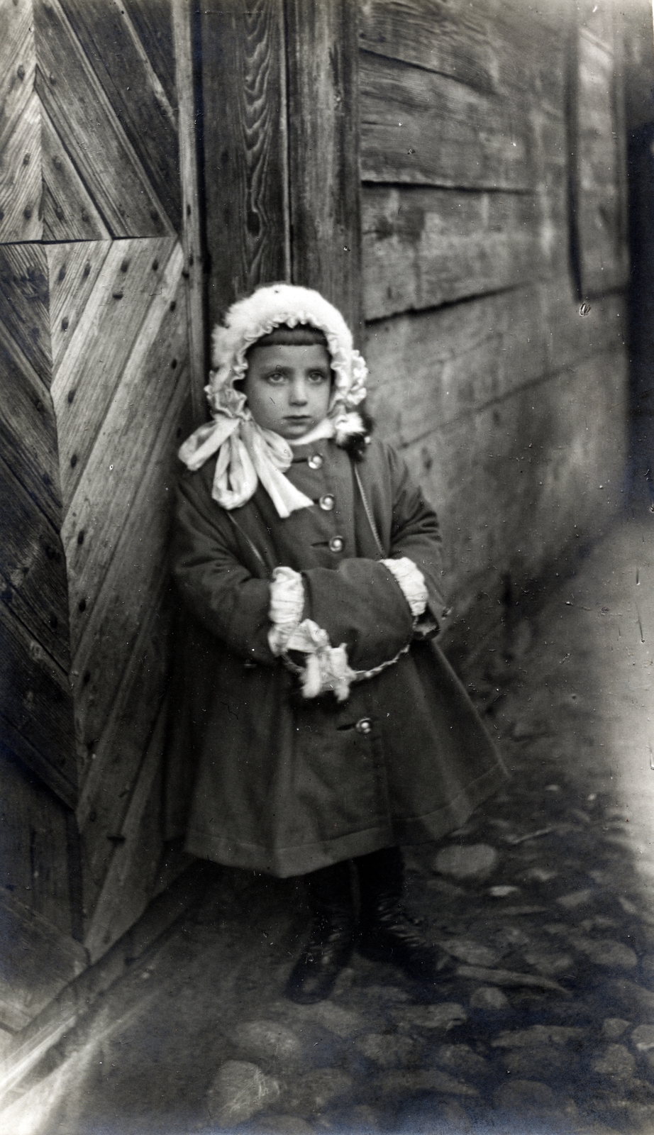 1917, Gara család, coat, girl, wooden cottage, boots, Fortepan #162642