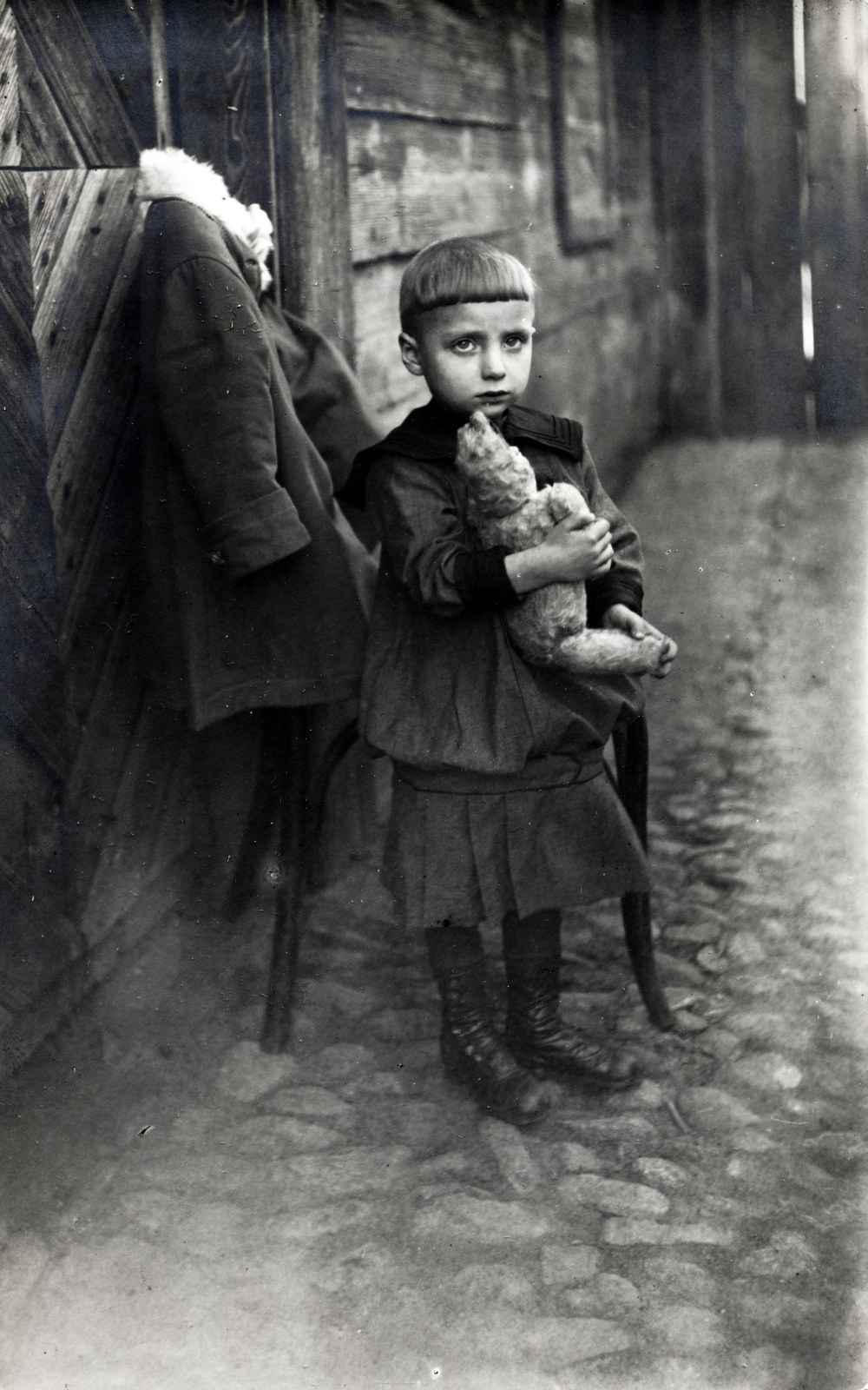 1917, Gara Andor, girl, winter coat, hairdo, wooden cottage, teddy bear, Fortepan #162644