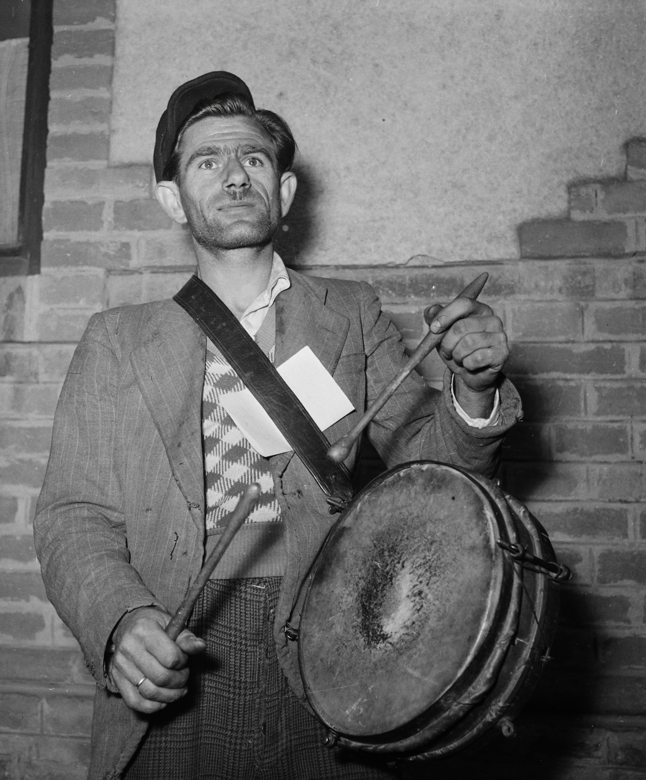 Hungary, Szabadszentkirály, szentkirályi hivatalsegéd, a tanács dobosa., 1954, Kotnyek Antal, man, drum, town crier, Fortepan #16265