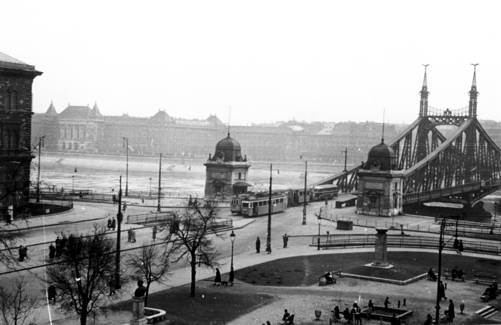 Hungary, Budapest V., a Fővám (Dimitrov) tér és a Szabadság híd a Só utca felől nézve. Háttérben a Budapesti Műszaki Egyetem (később Budapesti Műszaki és Gazdaságtudományi Egyetem) épületei., 1954, Gara Andor, Budapest, Budapest University of Technology, picture, Fortepan #162687