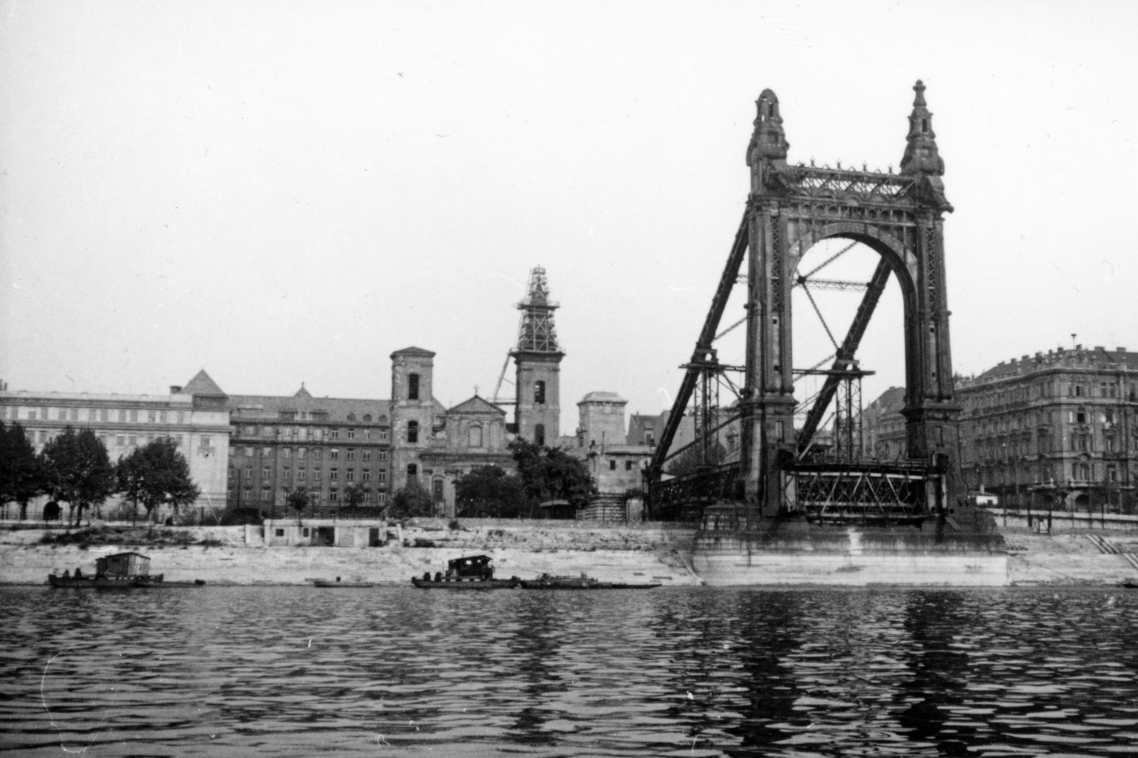 Magyarország, Budapest V., a lerombolt Erzsébet híd pesti hídfője a Dunáról nézve., 1957, Gara Andor, Budapest, hídroncs, állvány, templomtorony, Fortepan #162688