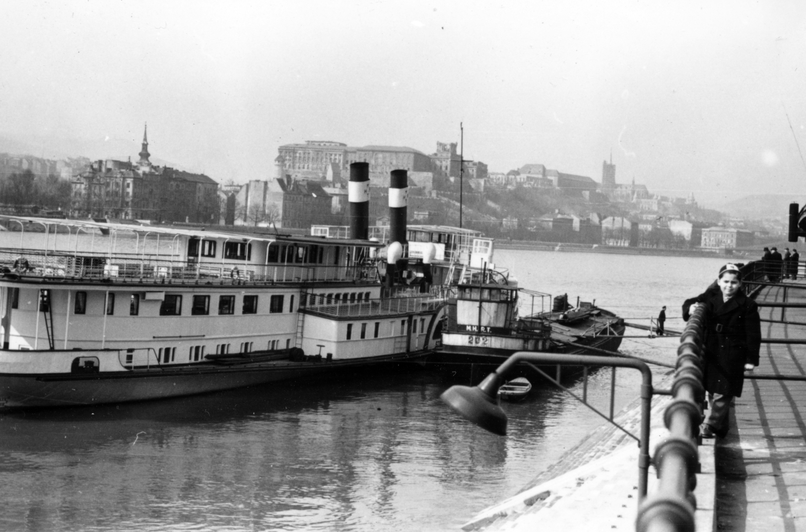 Hungary, Budapest V.,Budapest I., a Belgrád rakpart, nemzetközi hajóállomás. Háttérben a budai Vár., 1954, Gara család, Budapest, boat station, Fortepan #162690