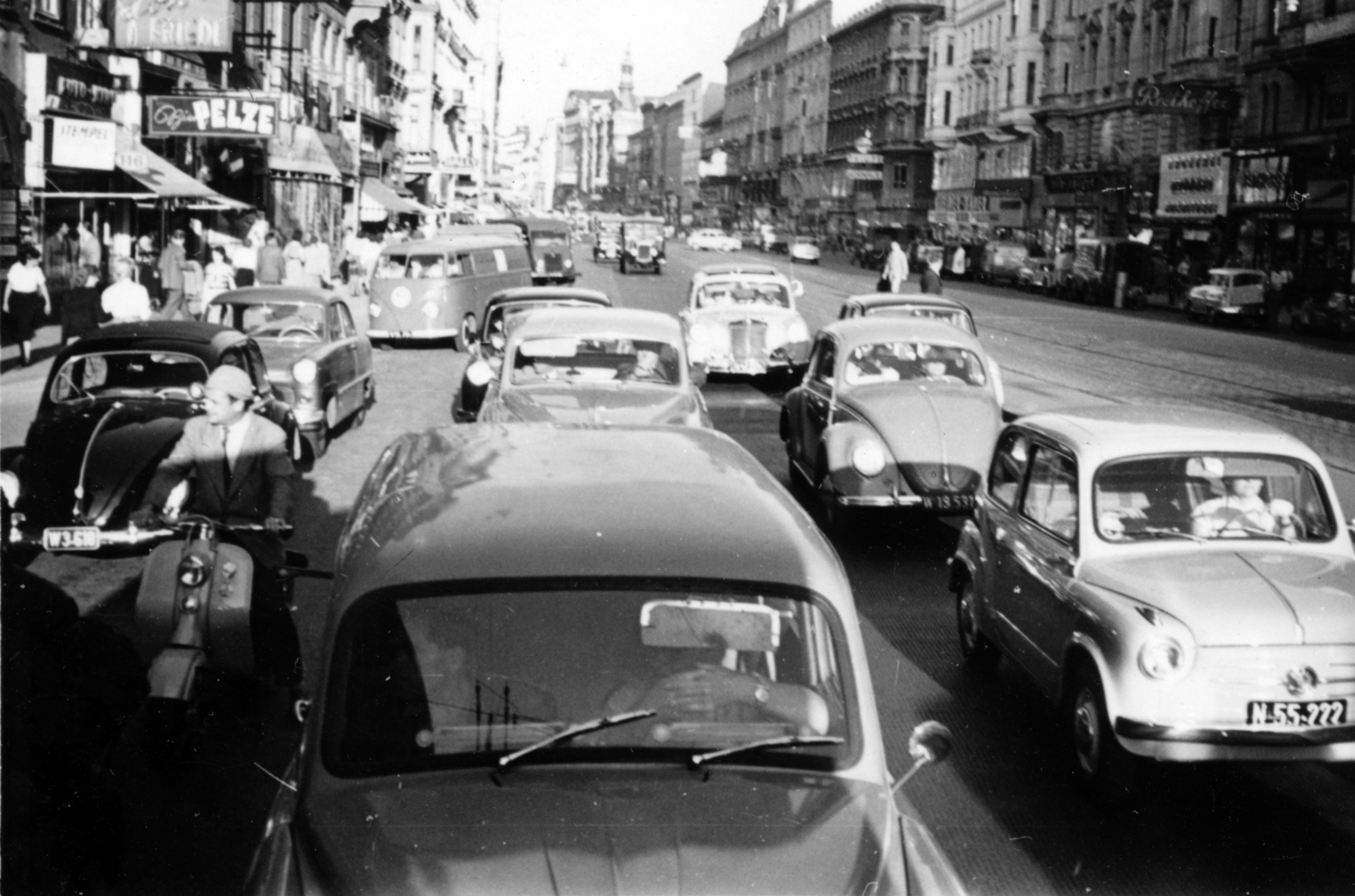 Austria, Vienna, Mariahilfer Strasse a Kaiserstrasse felől a Webgasse felé nézve., 1959, Gara Andor, scooter, Volkswagen Beetle, Fortepan #162718