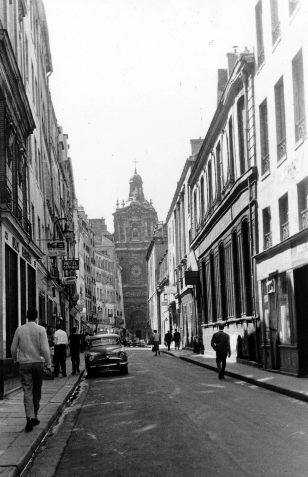 France, Paris, Rue de Sévigné, háttérben az utca végén a Szent Pál- és Szent Lajos-templom (Église Saint-Paul-Saint-Louis)., 1959, Gara Andor, street view, Fortepan #162722
