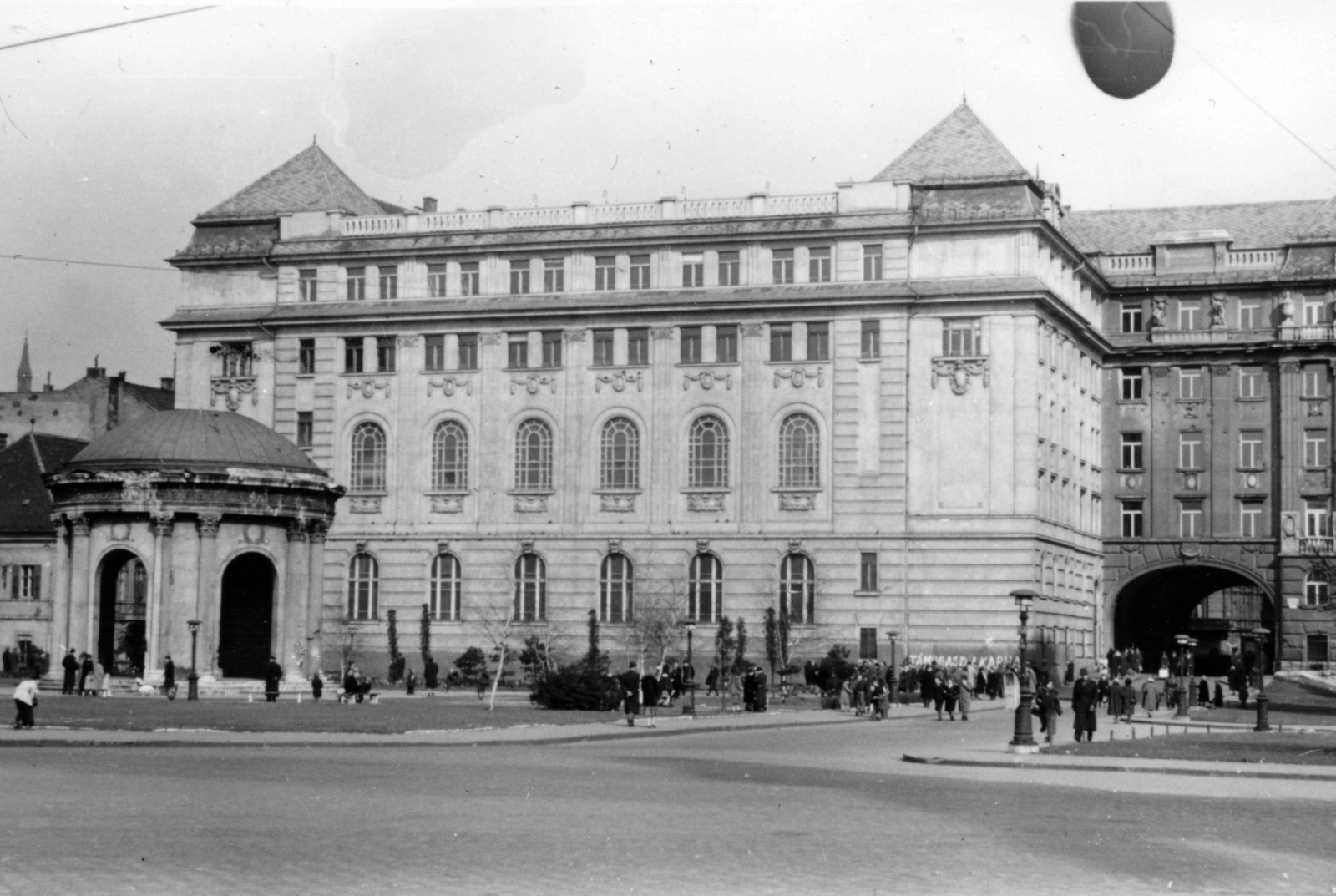 Hungary, Budapest V., Március 15. tér, Erzsébet királyné emlékművének csarnoka, mögötte az ELTE Bölcsészkar (egykor és ma Piarista Gimnázium és Rendház) épülete., 1957, Gara Andor, Budapest, architectural heritage, Fortepan #162727