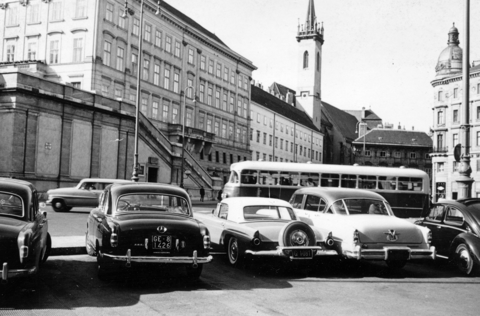 Austria, Vienna, Albertinaplatz a Lobkowitzplatz felé nézve, balra az Albert-palota., 1959, Gara Andor, Mercedes-brand, Volkswagen Beetle, Fortepan #162731