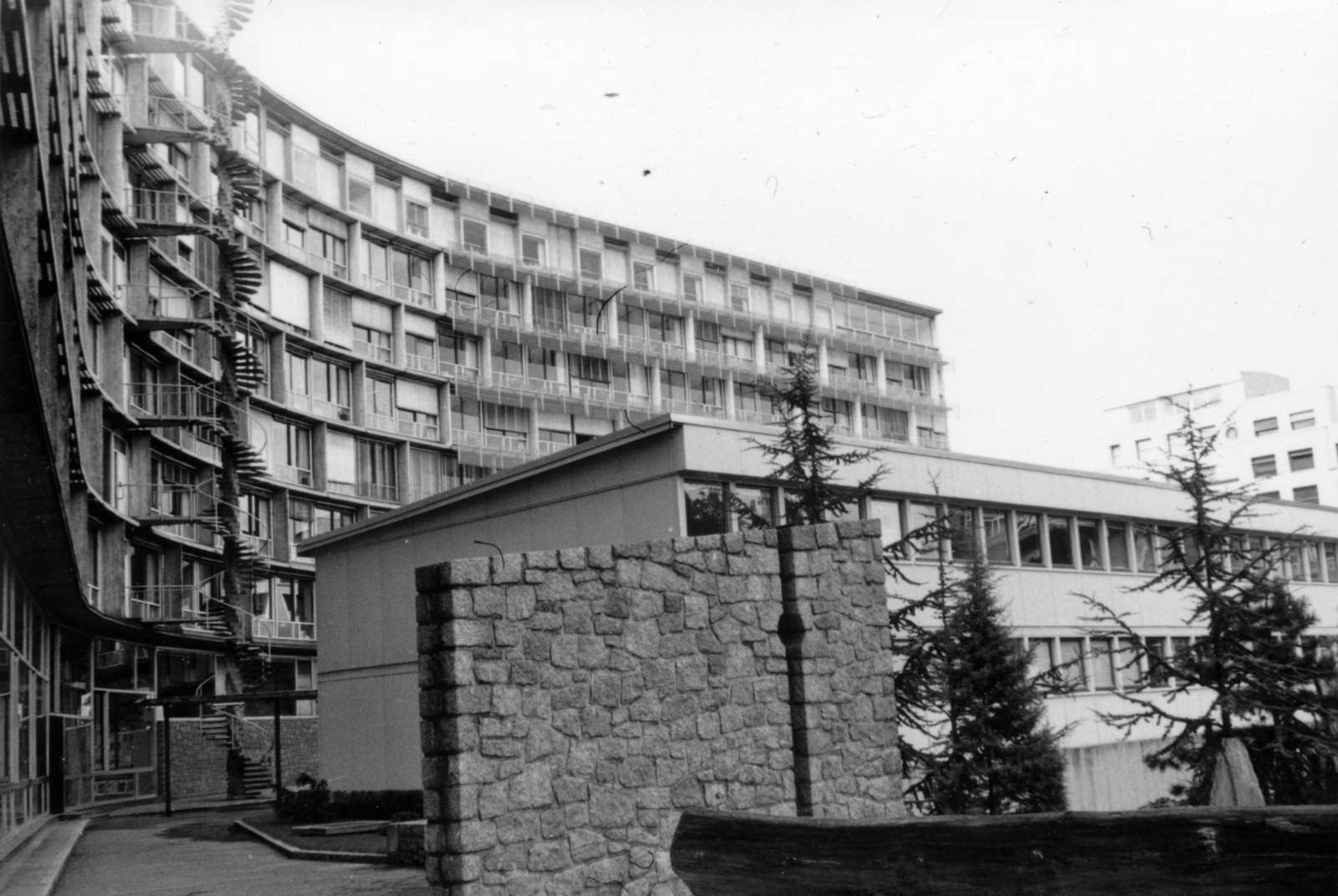 Franciaország, Párizs, Place de Fontenoy, az UNESCO székház (Breuer Marcell, Bernard Zehrfuss, Pier Luigi Nervi, 1958.) az Avenue de Ségur felől., 1963, Gara Andor, Fortepan #162737