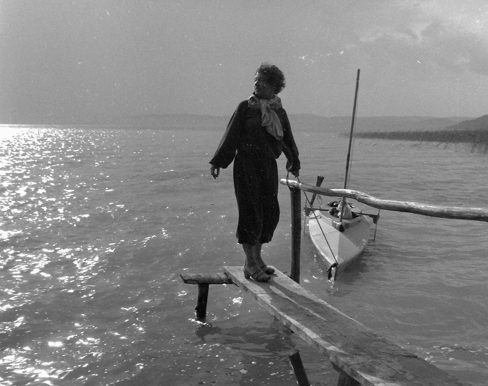 Hungary,Lake Balaton, Szántód, stég a Balaton partjánál, háttérben, jobbra a nádas felett, a Tihanyi-félsziget részlete látható., 1956, Kotnyek Antal, boat, kayak, storm, Fortepan #16275