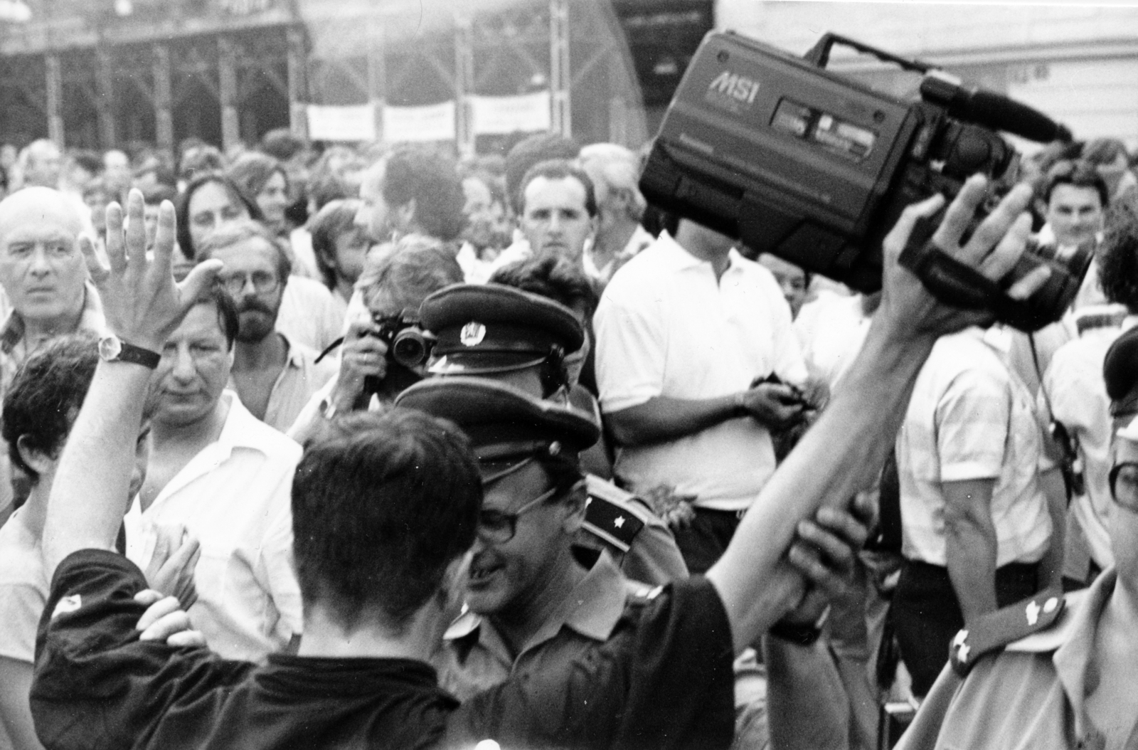 Czech Republik, Prague, a Vencel téri tüntetés során Pesty Lászlót a Fekete Doboz operatőrét a csehszlovák hatóságok őrizetbe veszik 1989. augusztus 21-én., 1989, Bátonyi Csaba, regime change, Fortepan #162759