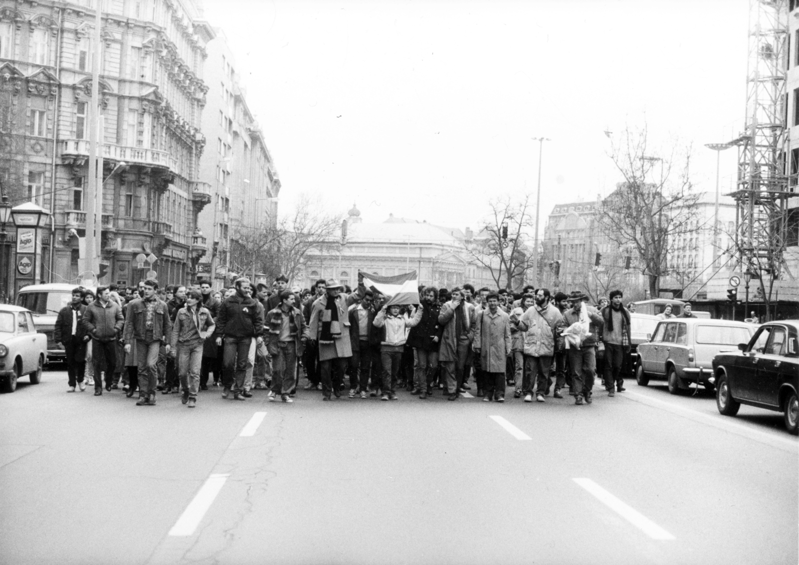 Magyarország, Budapest VI.,Budapest V., Bajcsy-Zsilinszky út, a március 15-i ünnepség és politikai demonstráció résztvevői. Jobbra a háttérben az Andrássy út (Népköztársaság útja) sarkán a Stein-palota., 1988, Horváth Ernő, tüntetés, rendszerváltás, Budapest, Fortepan #162777