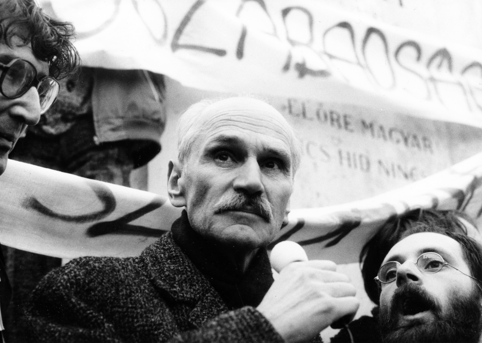 Magyarország, Budapest II., Bem József tér, a Bem szobor talapzatánál mikrofonnal a kezében Pákh Tibor emberjogi aktivista. A felvétel a demokratikus ellenzék március 15-i tüntetésén készült., 1988, Horváth Ernő, tüntetés, Budapest, rendszerváltás, Fortepan #162778