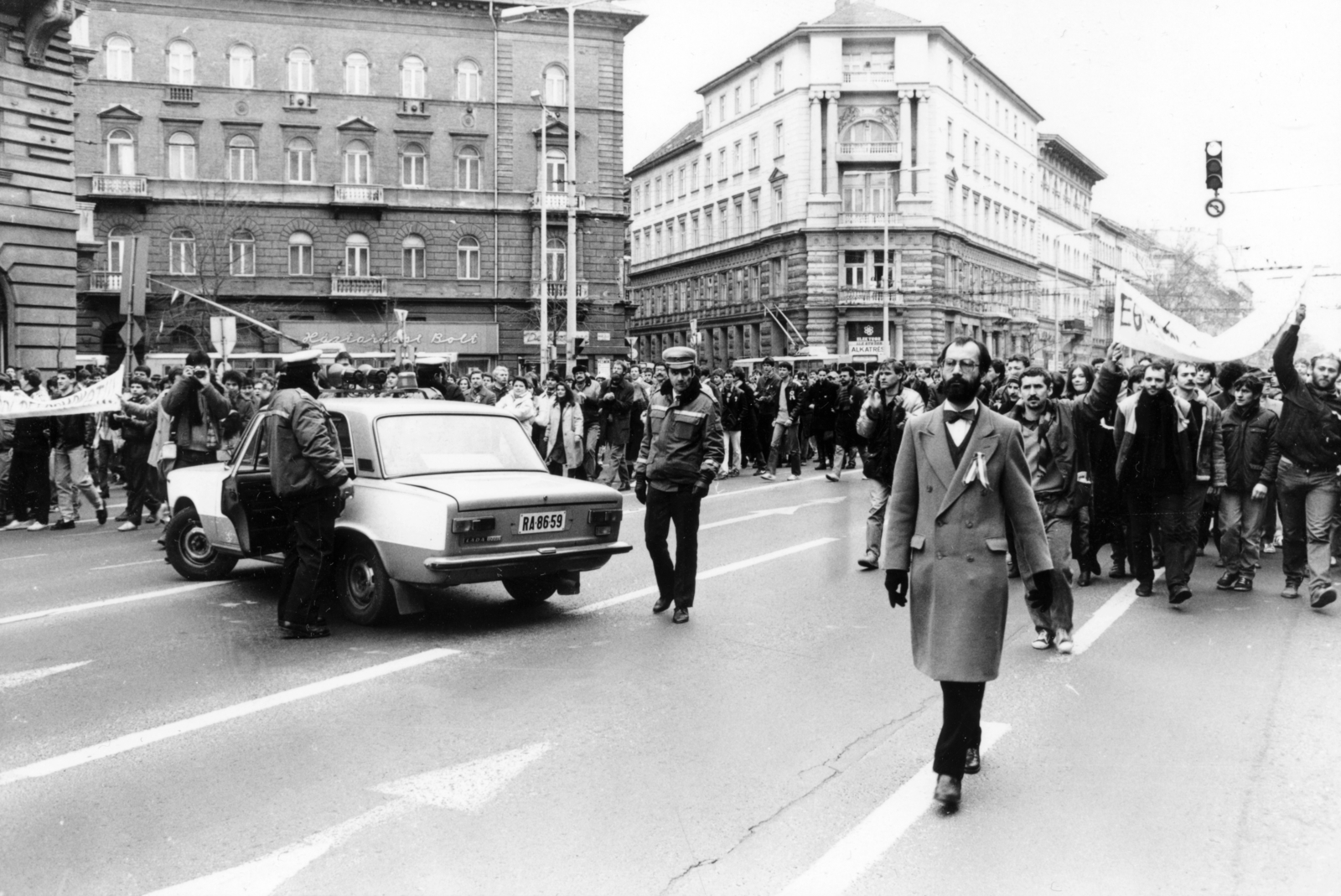 Hungary, Budapest VI.,Budapest V., Bajcsy-Zsilinszky út a Podmaniczky (Rudas László) utca - Nagymező utca találkozásánál. A március 15-i ünnepség és politikai demonstráció résztvevői, előtérben csokornyakkendővel Tamás Gáspár Miklós., 1988, Horváth Ernő, strike, regime change, Budapest, Fortepan #162798
