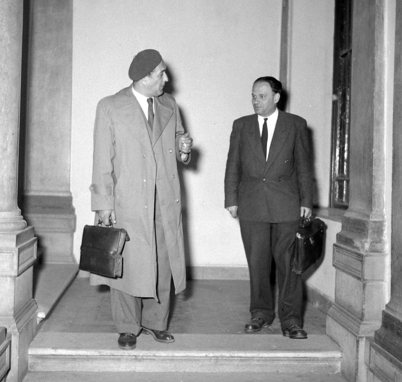 1955, Kotnyek Antal, cigarette, smoking, men, beret, briefcase, Fortepan #16285