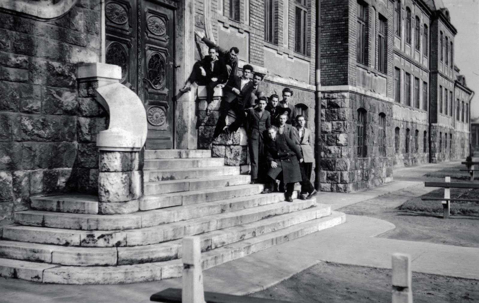 Magyarország, Budapest IV., Görgey Artúr (Dózsa György) utca 26. Landler Jenő Gépipari Technikum (később Újpesti Két Tanítási Nyelvű Műszaki Szakgimnázium és Szakközépiskola)., 1957, Lichtmann Tibor, Budapest, csoportkép, lépcső, fiatalság, Fortepan #162850