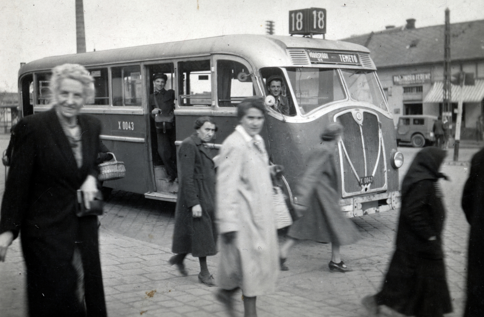 Hungary, Óbuda, Budapest III., a Bécsi út és a Vörösvári út találkozása., 1947, Szalay Réka, Budapest, Rába DST, lady, bus, inspector, Fortepan #162871