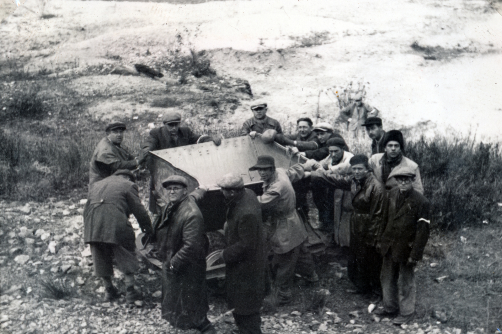 Romania,Transylvania, Vișeu de Sus, munkaszolgálatosok a Vaser-patak völgyében, az itt haladó erdészeti vasút Bardo (Bardau) állomása közelében., 1940, Szántó István dr., labor service, railway cart, Fortepan #162900