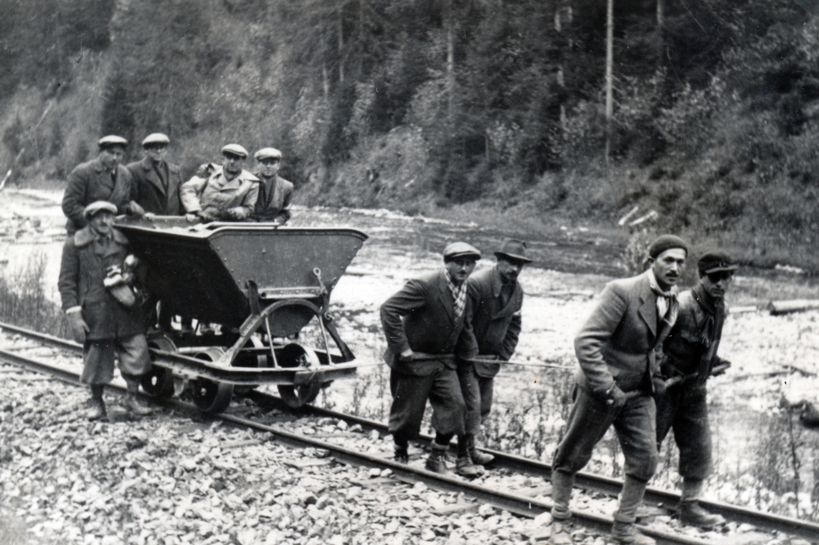 Románia,Erdély, Felsővisó, munkaszolgálatosok a Vaser-patak völgyében, az itt haladó erdészeti vasút Bardo (Bardau) állomása közelében., 1940, Szántó István dr., csille, munkaszolgálatos, Fortepan #162903