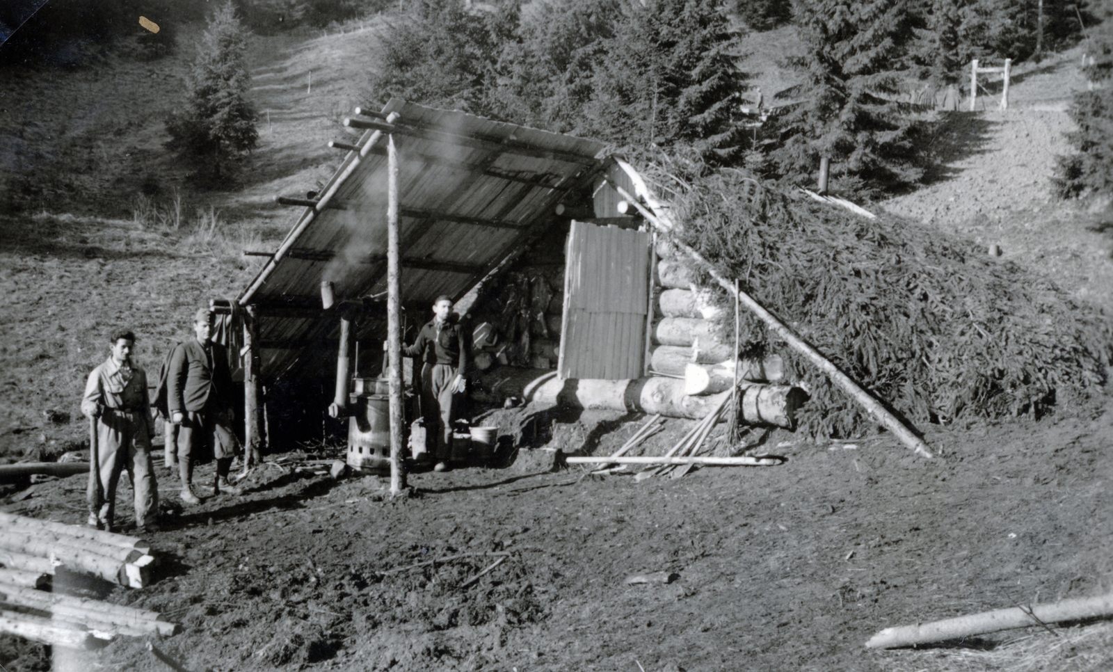 Románia,Erdély, a Cibó (Țibău) folyó völgye, munkaszolgálatosok szállásuk előtt., 1940, Szántó István dr., munkaszolgálatos, Fortepan #162913