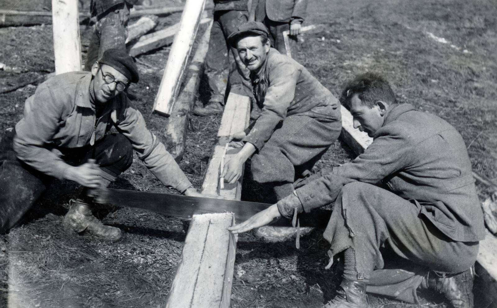 Románia,Erdély, a Cibó (Țibău) folyó völgye, munkaszolgálatosok fagerendát fűrészelnek a hegyoldalban., 1940, Szántó István dr., munkaszolgálatos, Fortepan #162915